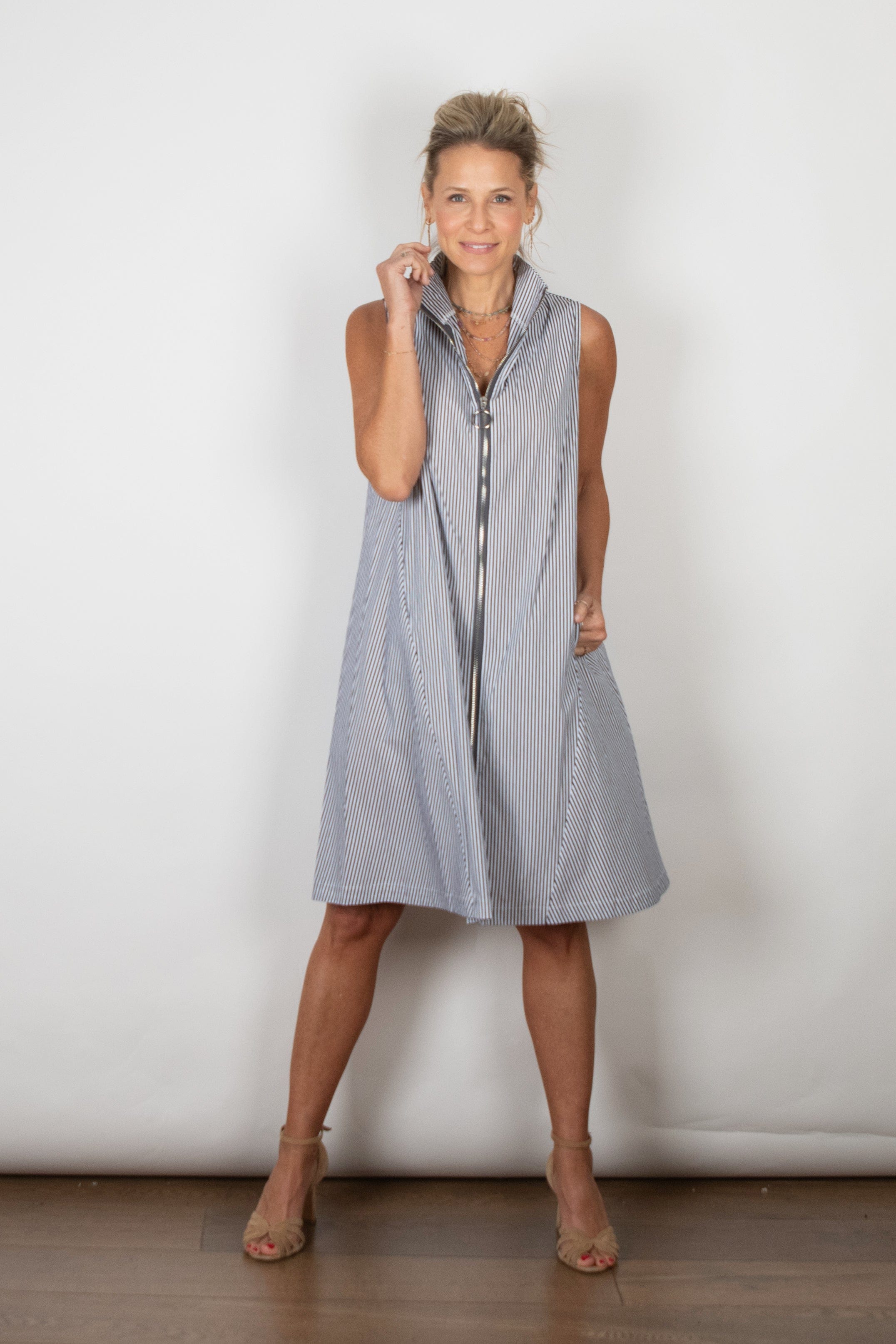 SHAKIRA  שמלה שחורה פסים לבן ריצ׳רצ image 0