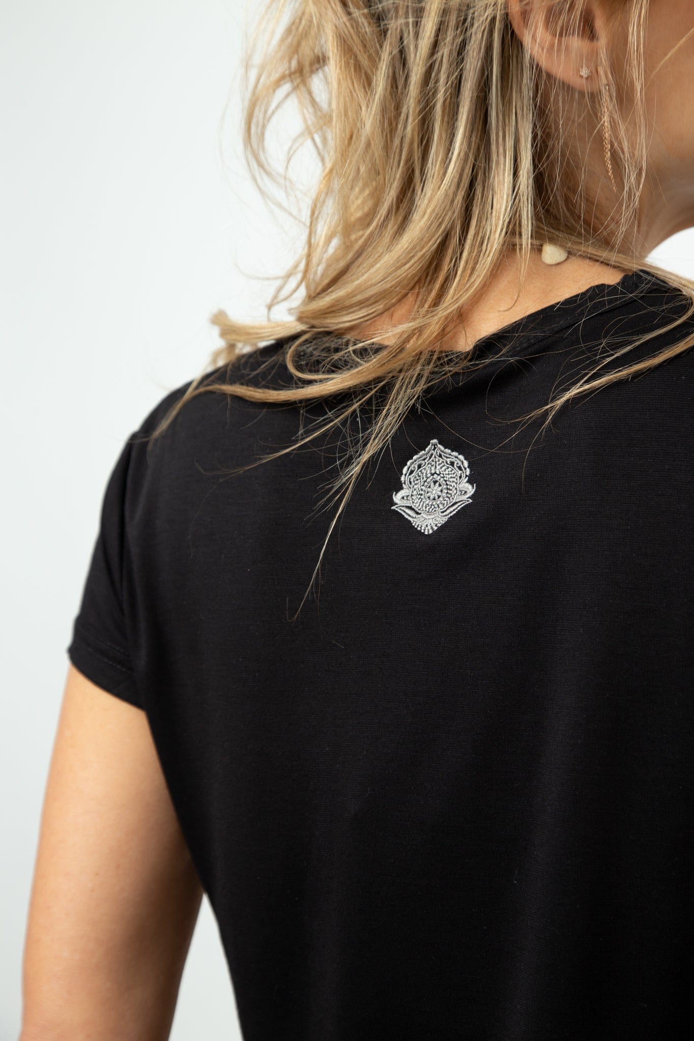 NINE חולצה בייסיק שחורה image 6