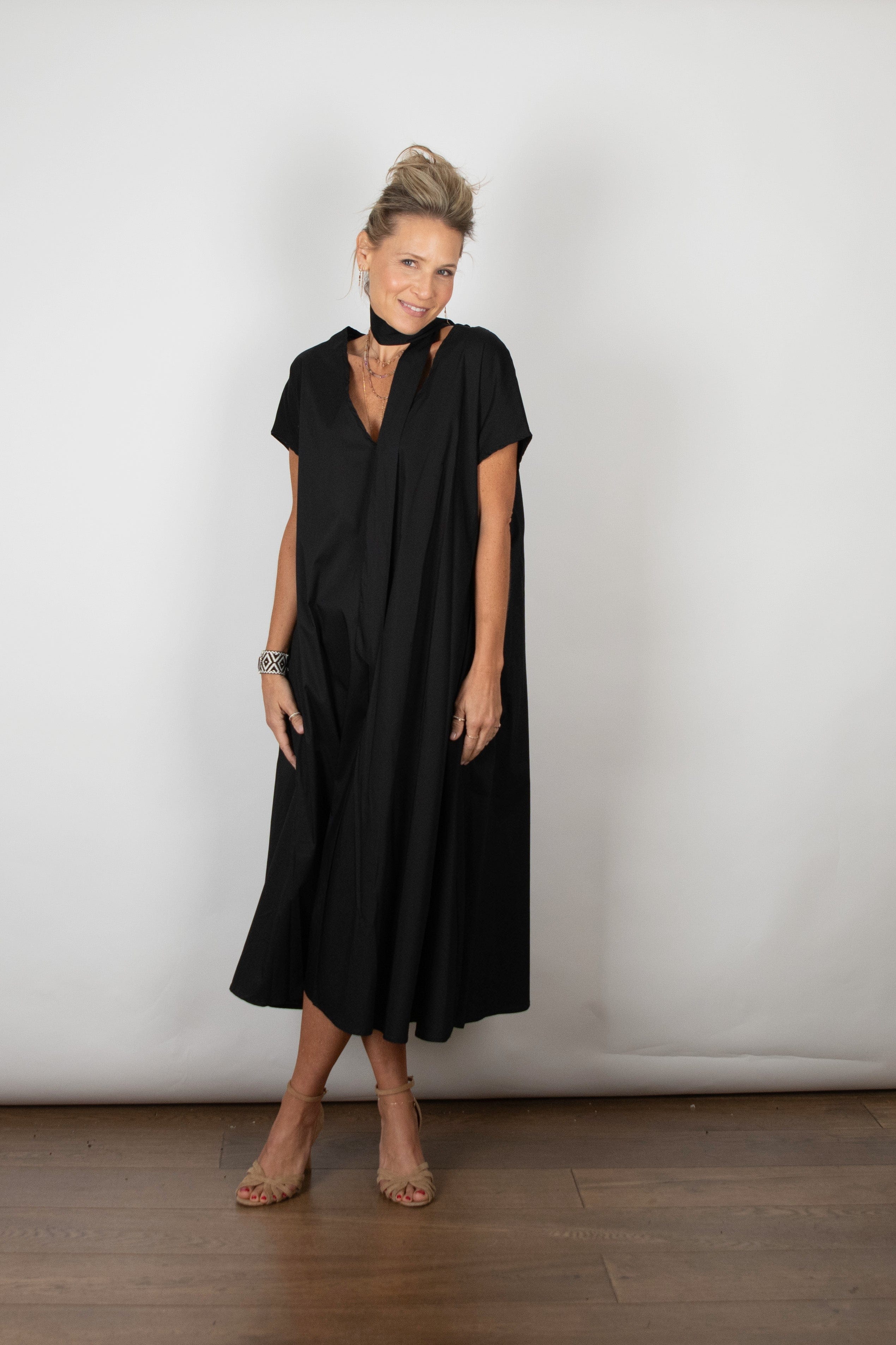 WINEHOUSE V שמלה שחורה אוברסייז image 2