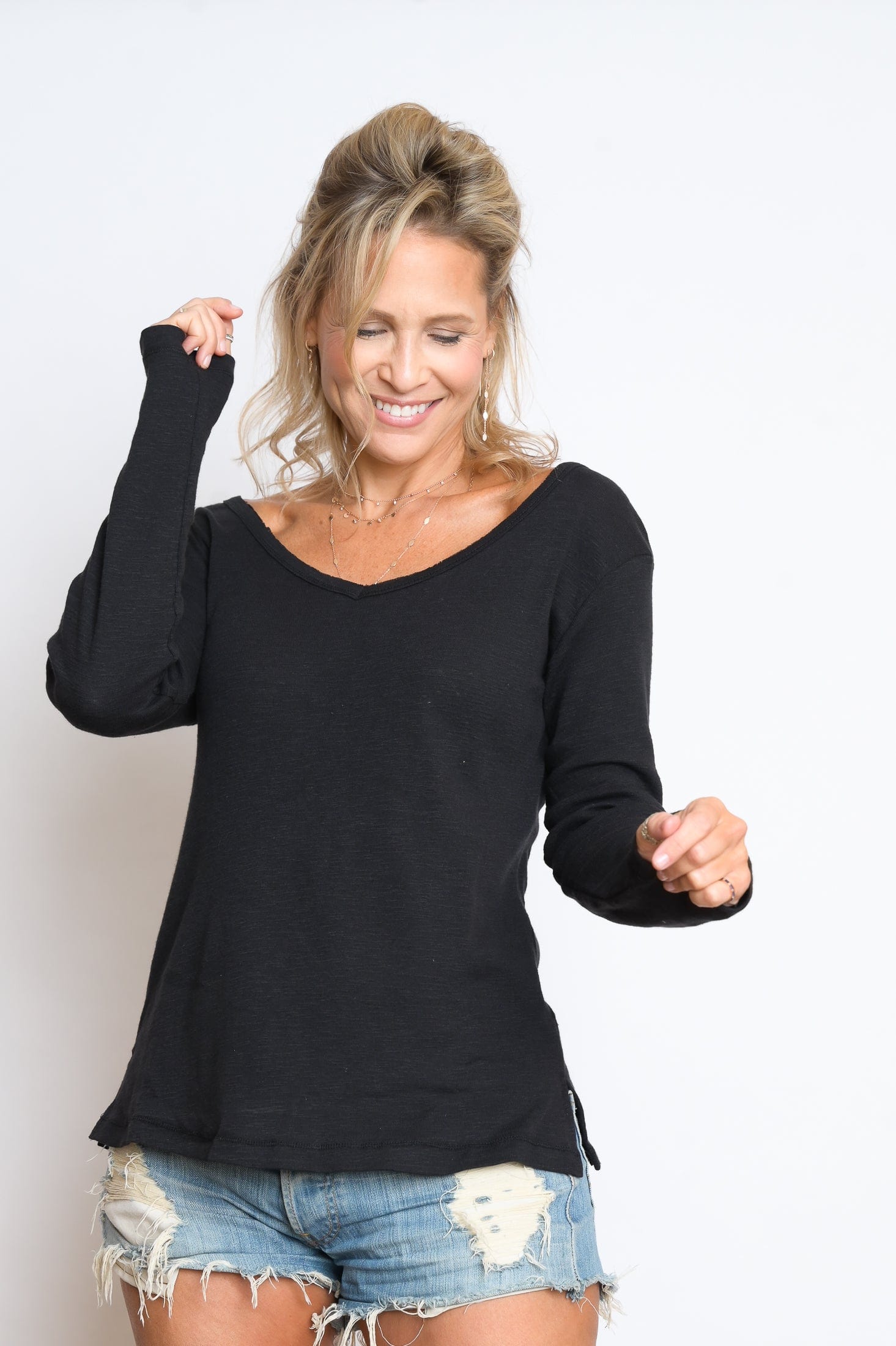 E SHIRT שחורה V חולצה image 1