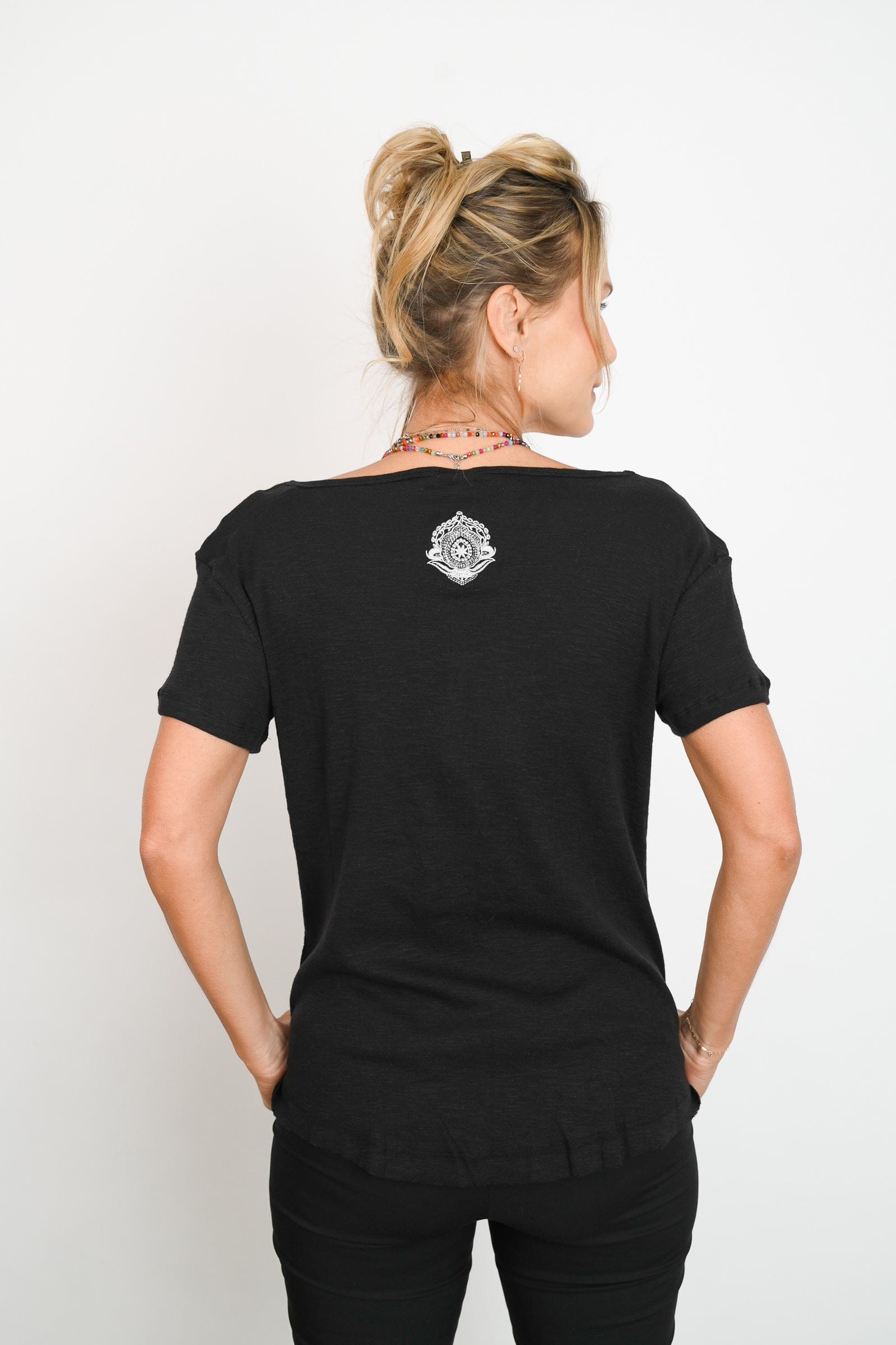 H SHIRT חולצה שחורה קצרה image 6