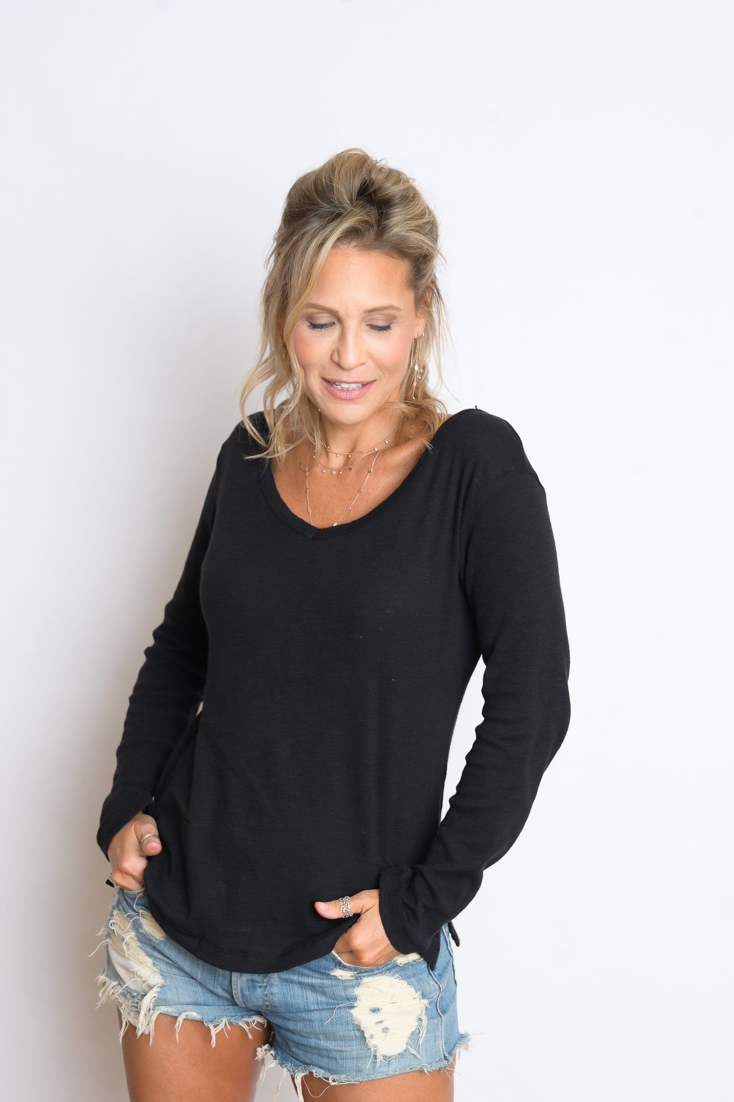 E SHIRT שחורה V חולצה image 7