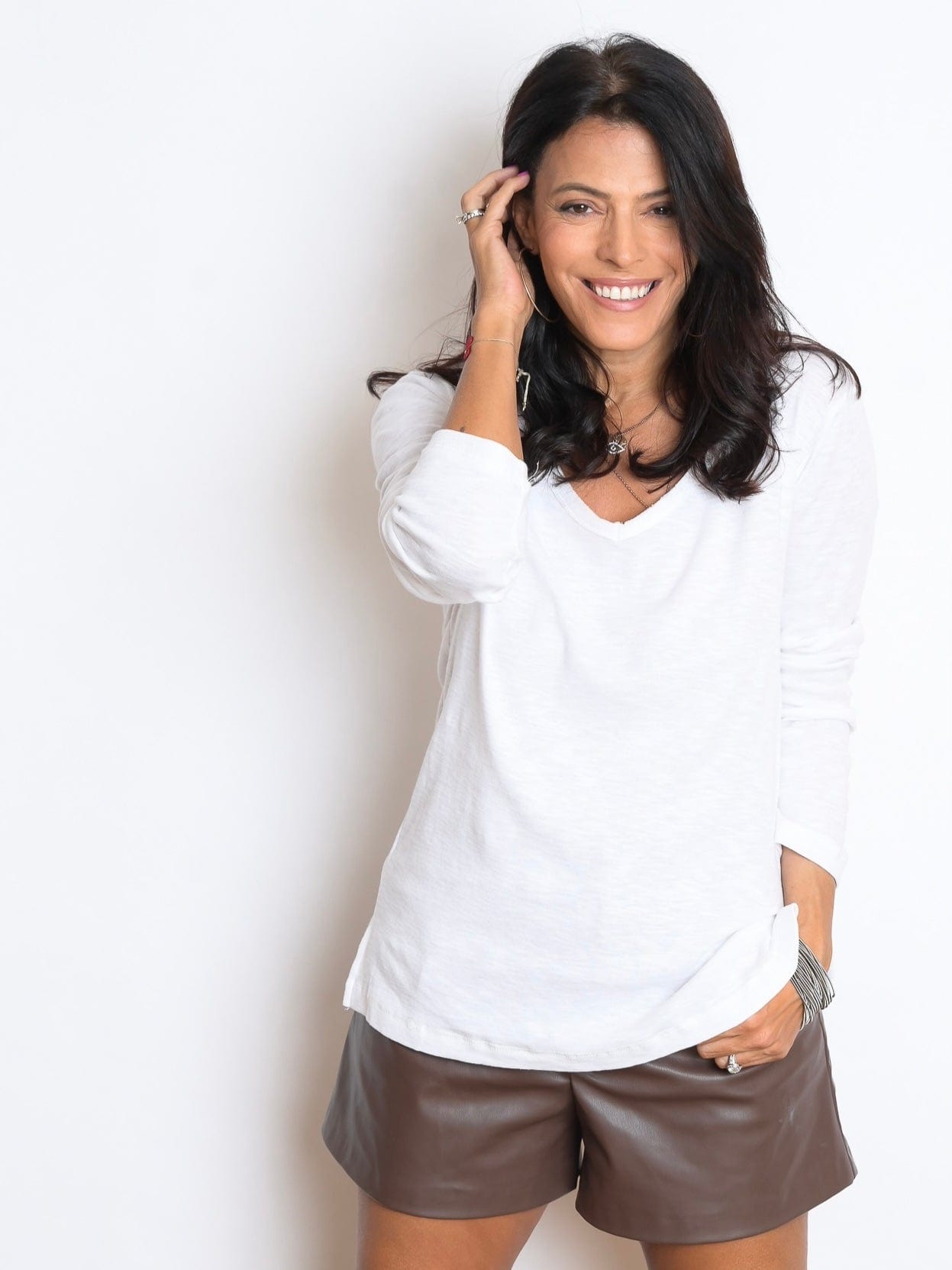 E SHIRT לבנה V חולצה image 0