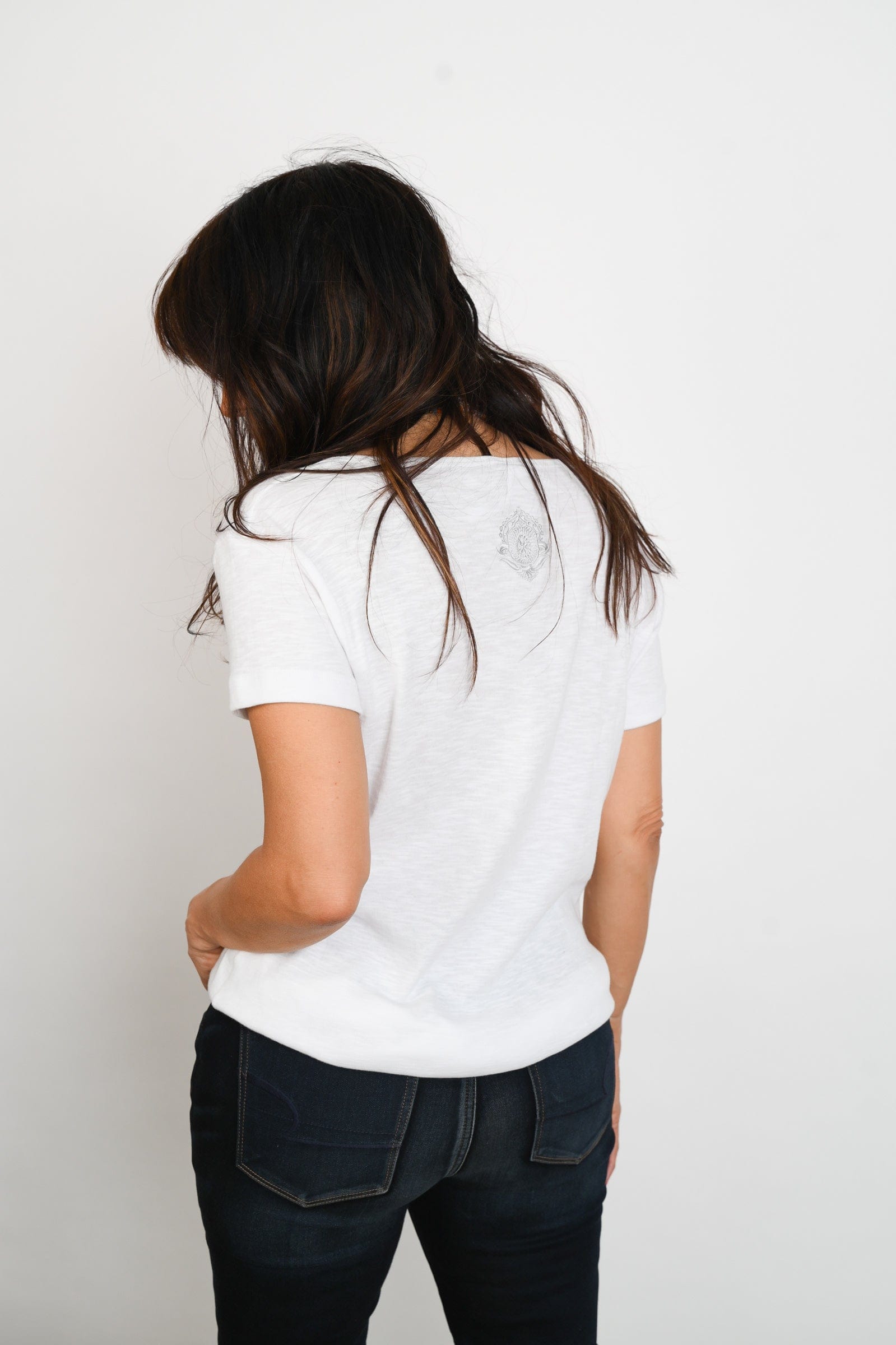 H SHIRT חולצה לבנה קצרה image 3