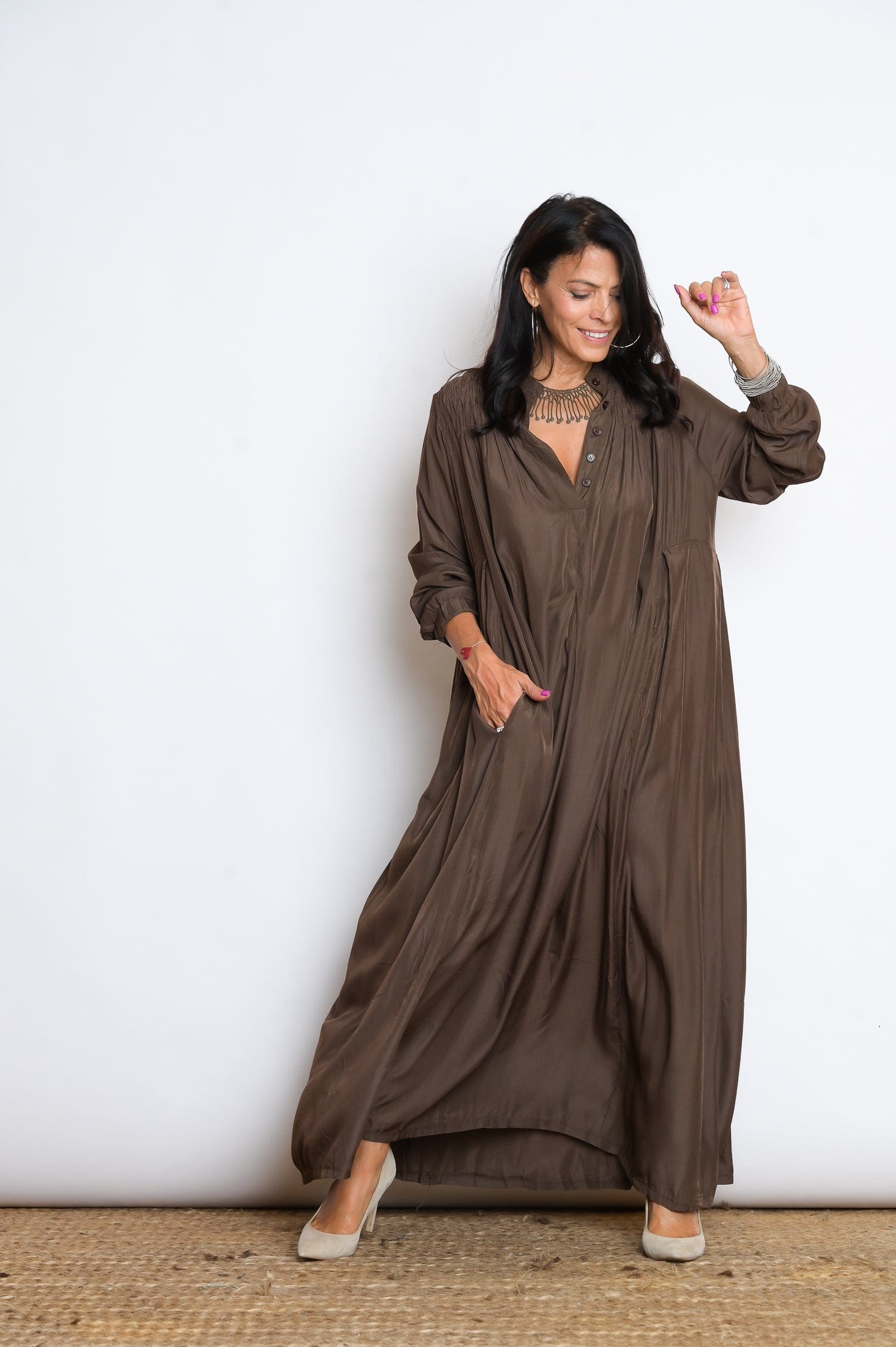 RANA שמלת אוברסייז חום image 11