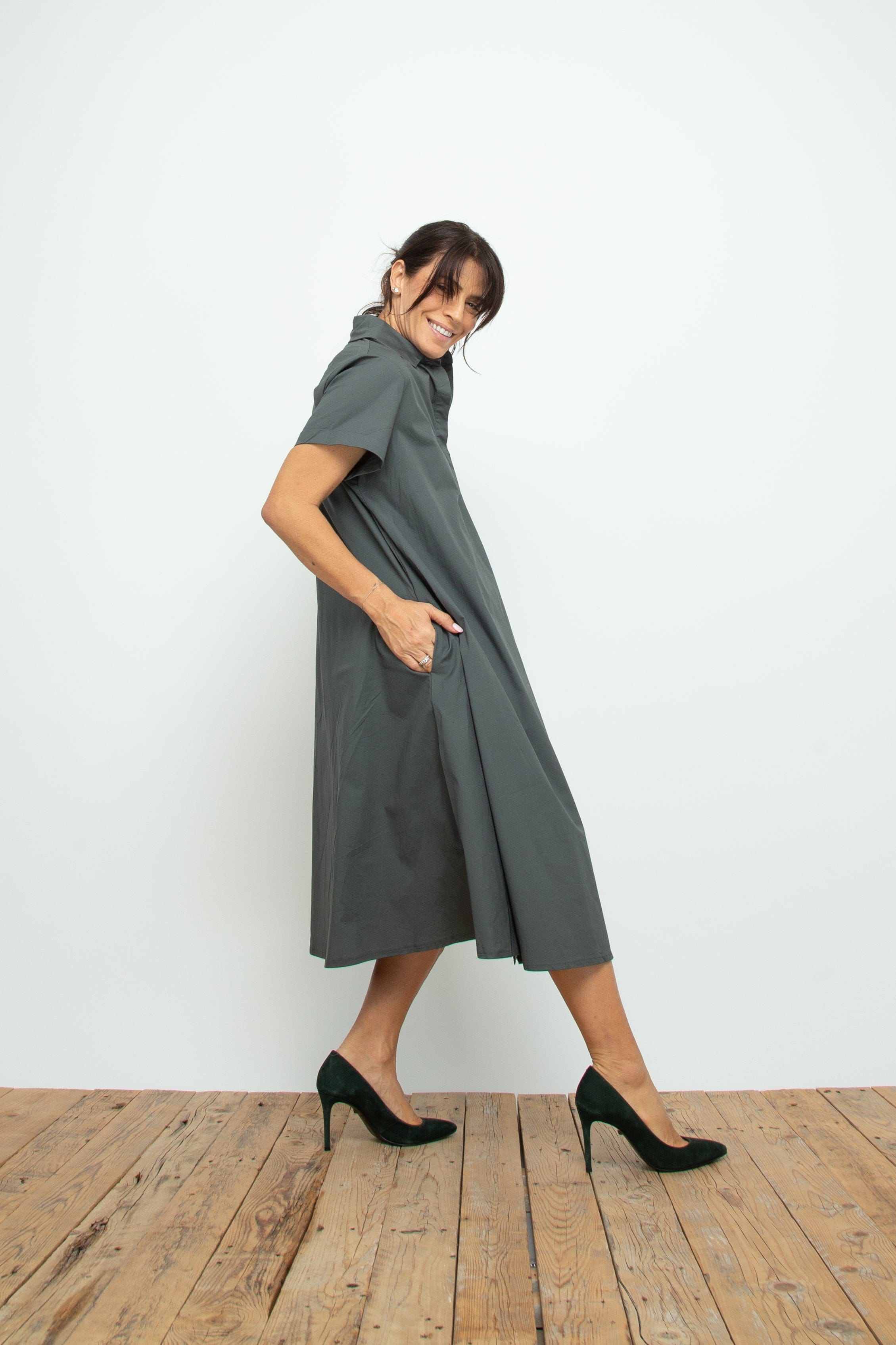 THREE   שמלה אוברסייז אפורה image 7