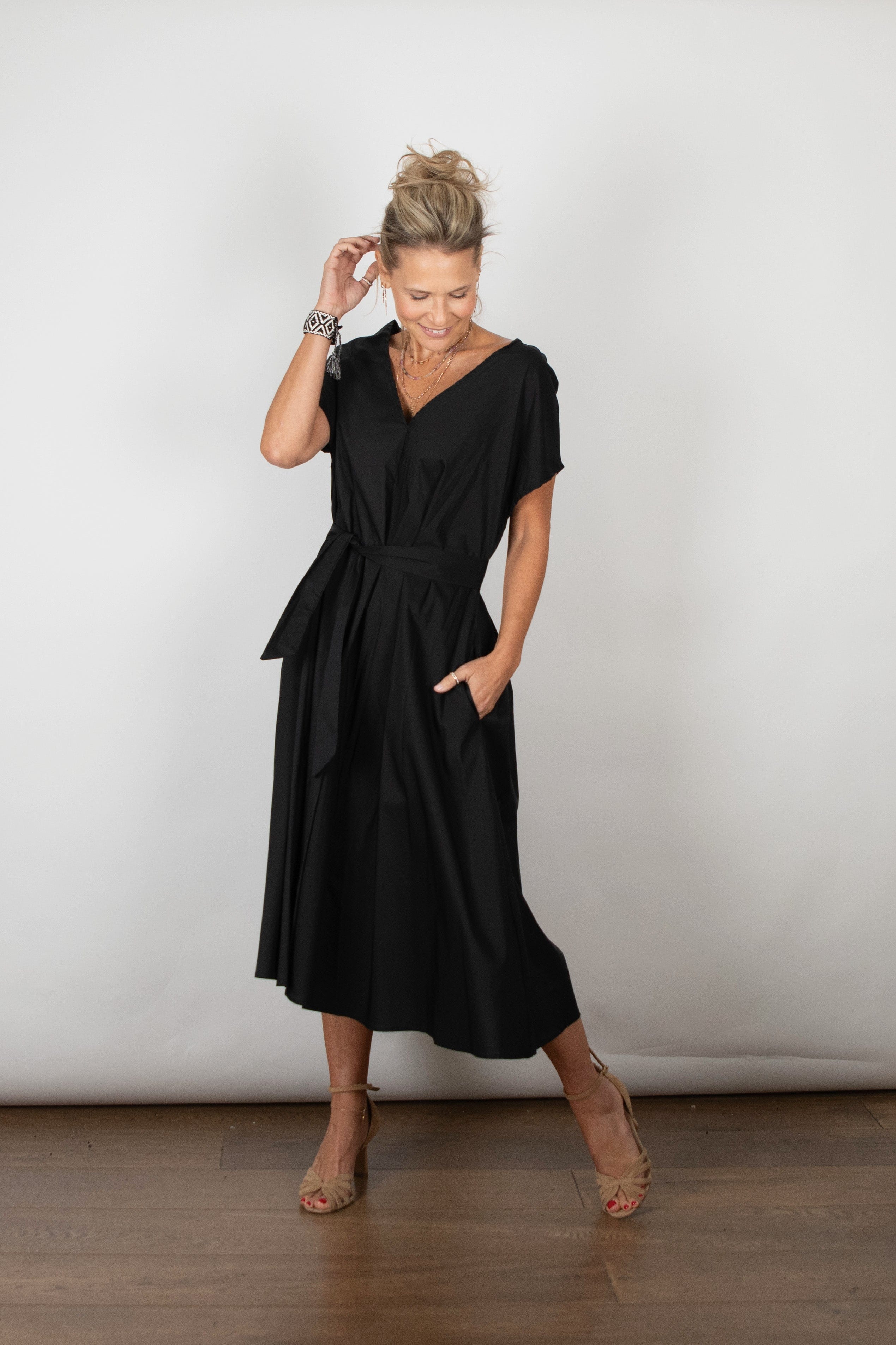 WINEHOUSE V שמלה שחורה אוברסייז image 1