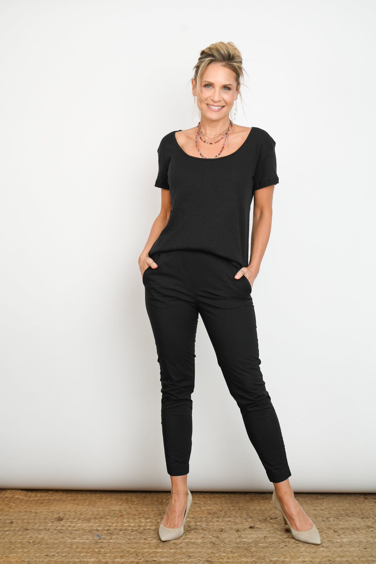 H SHIRT חולצה שחורה קצרה image 1