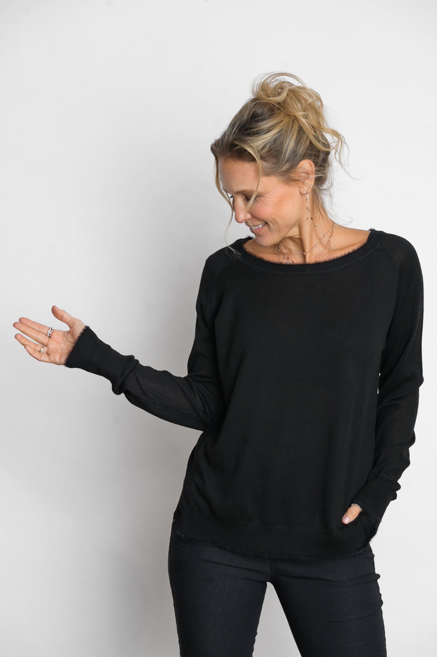 LIPSI סריג עגול שחור image 1