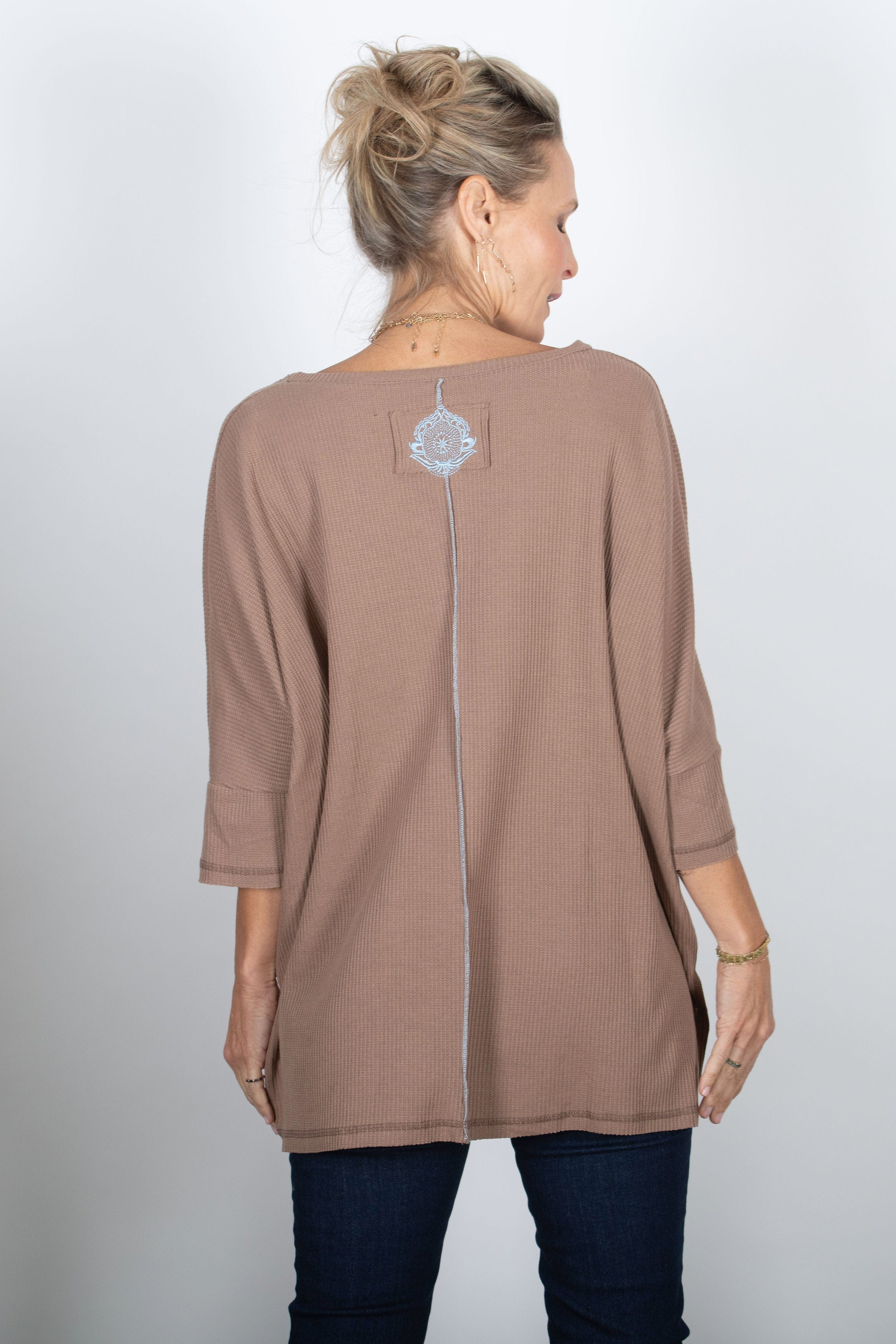 BABL חולצת אוברסייז קאמל וופל image 9