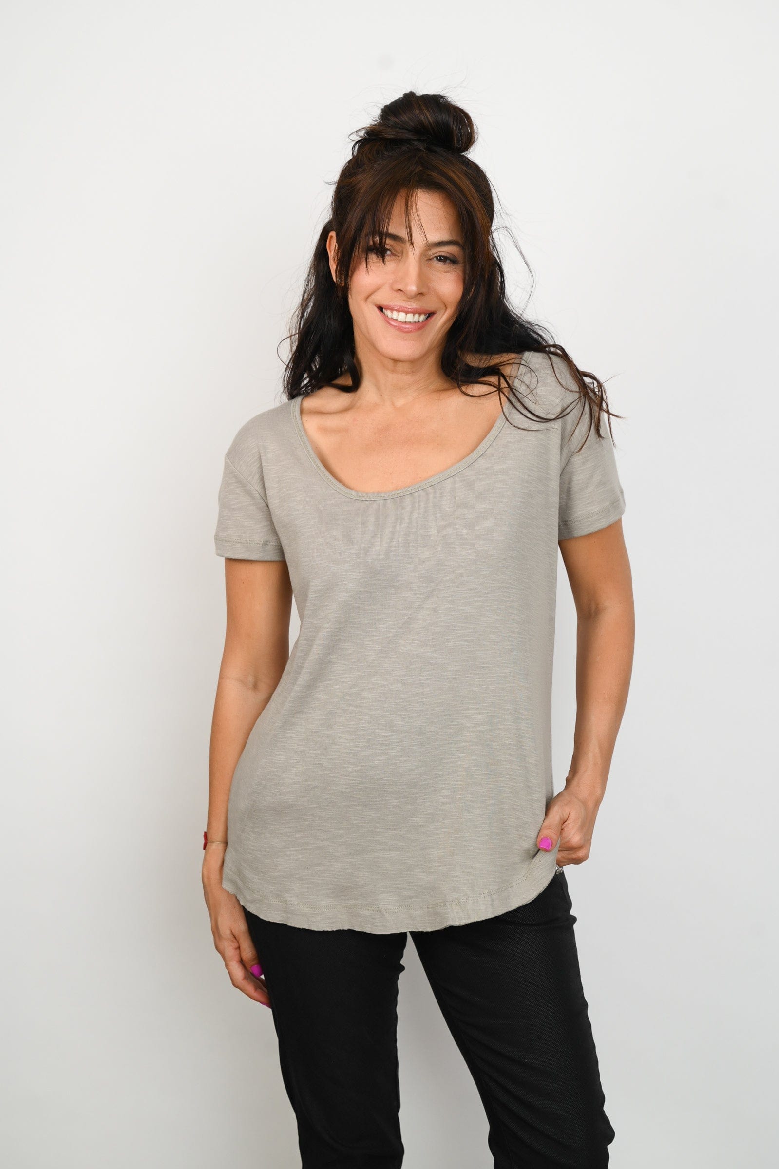 H SHIRT חולצה אפורה קצרה image 1