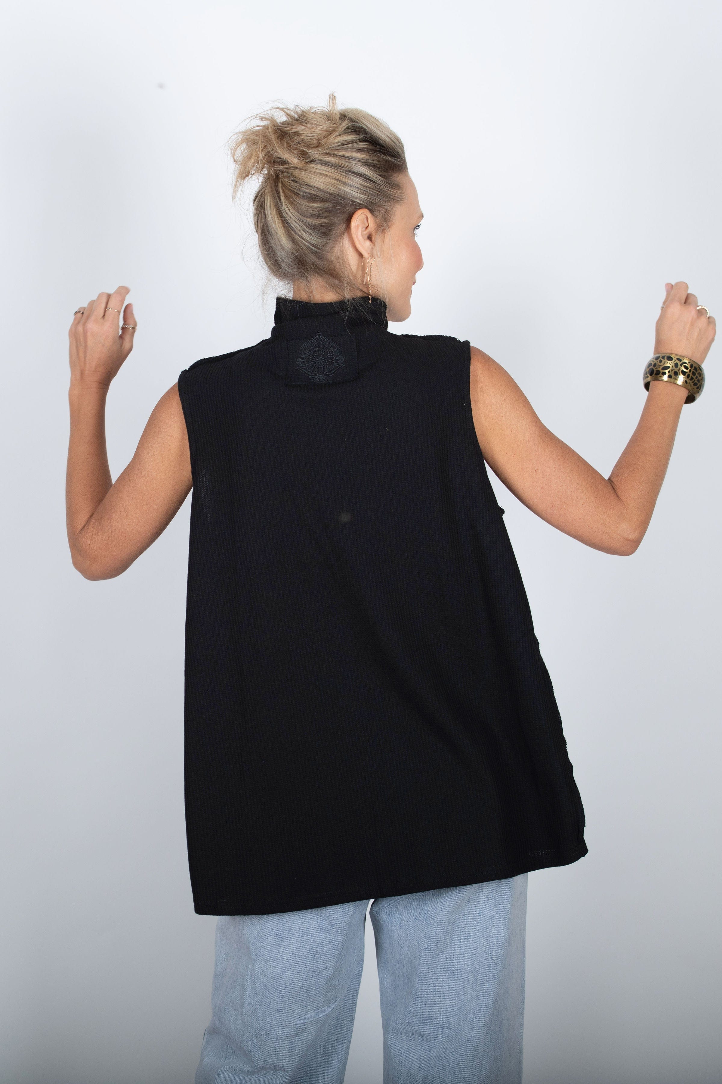 NOAM גופיית מיני גולף שחורה וופל image 3