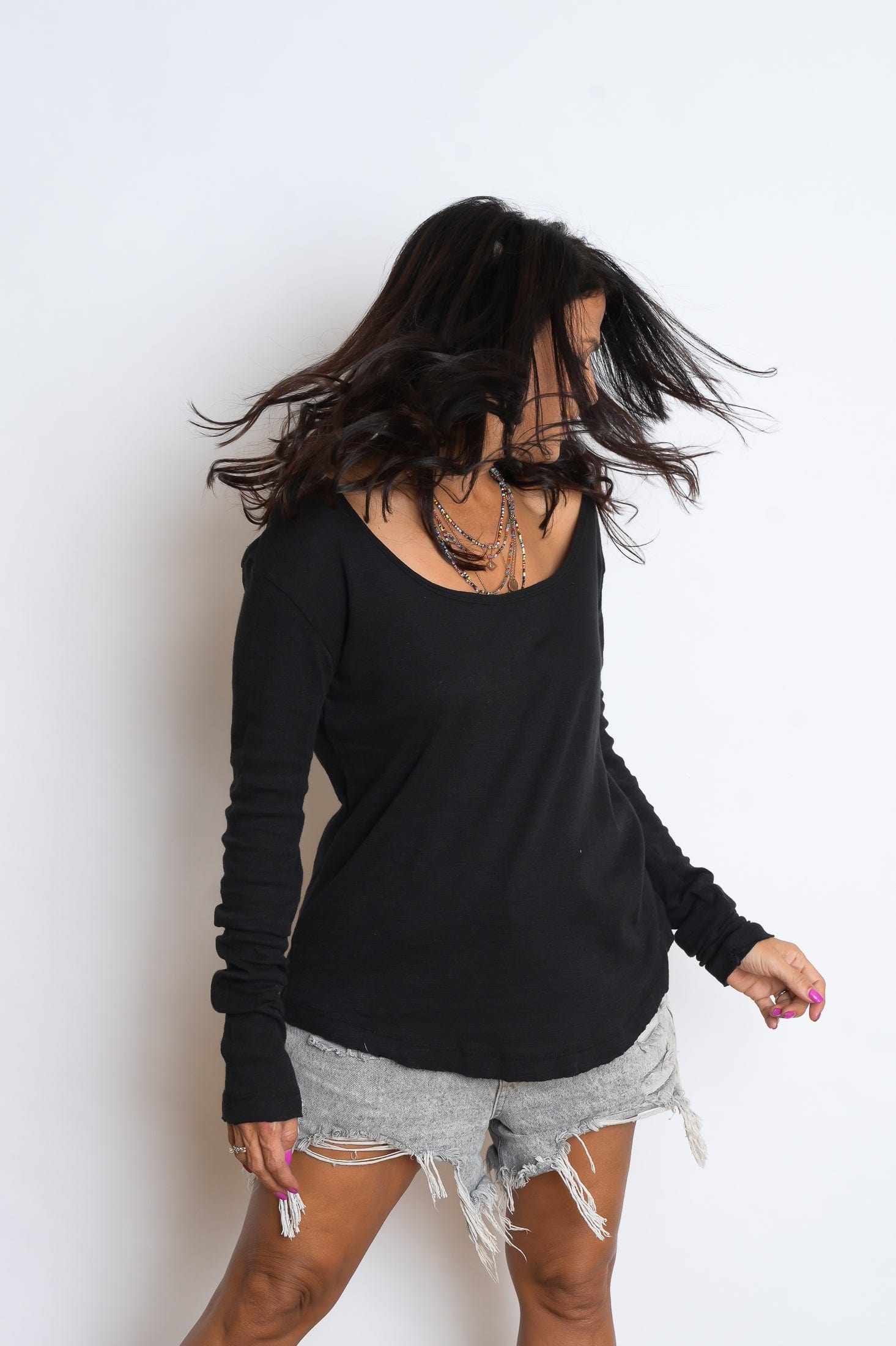 H SHIRT חולצה בייסיק שחורה image 1