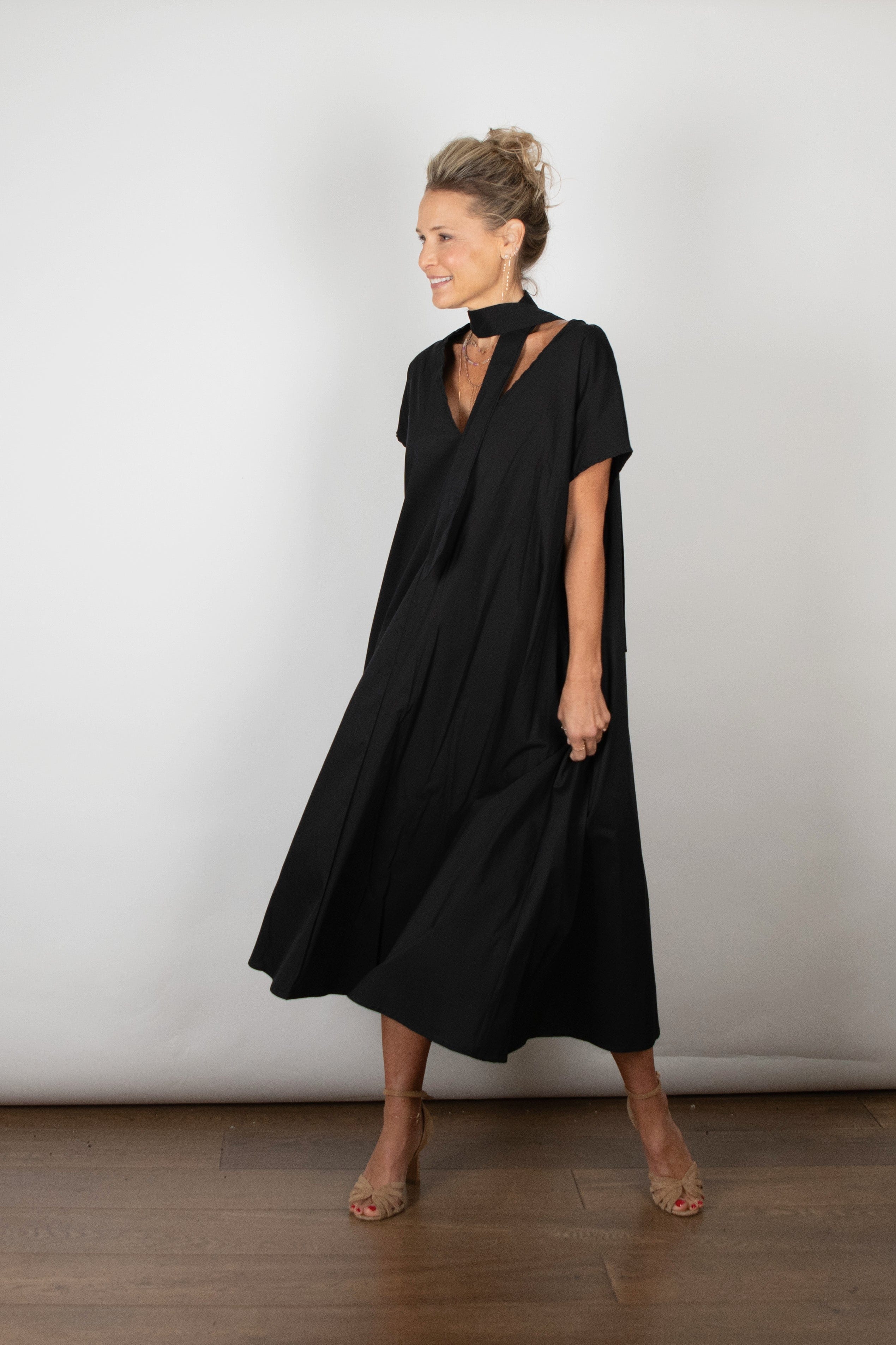 WINEHOUSE V שמלה שחורה אוברסייז image 5