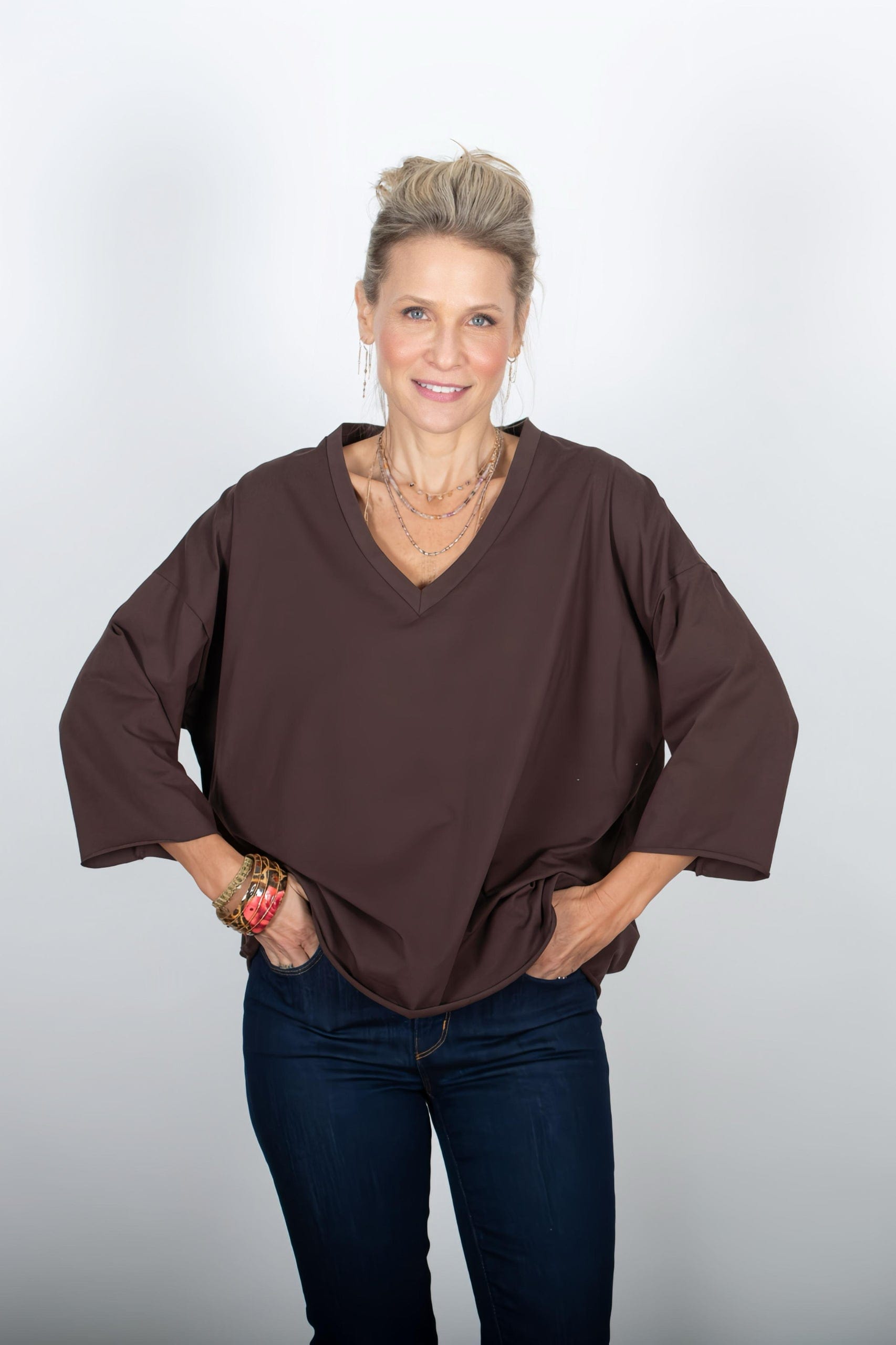 DANIEL חומה V חולצה אוברסייז image 8