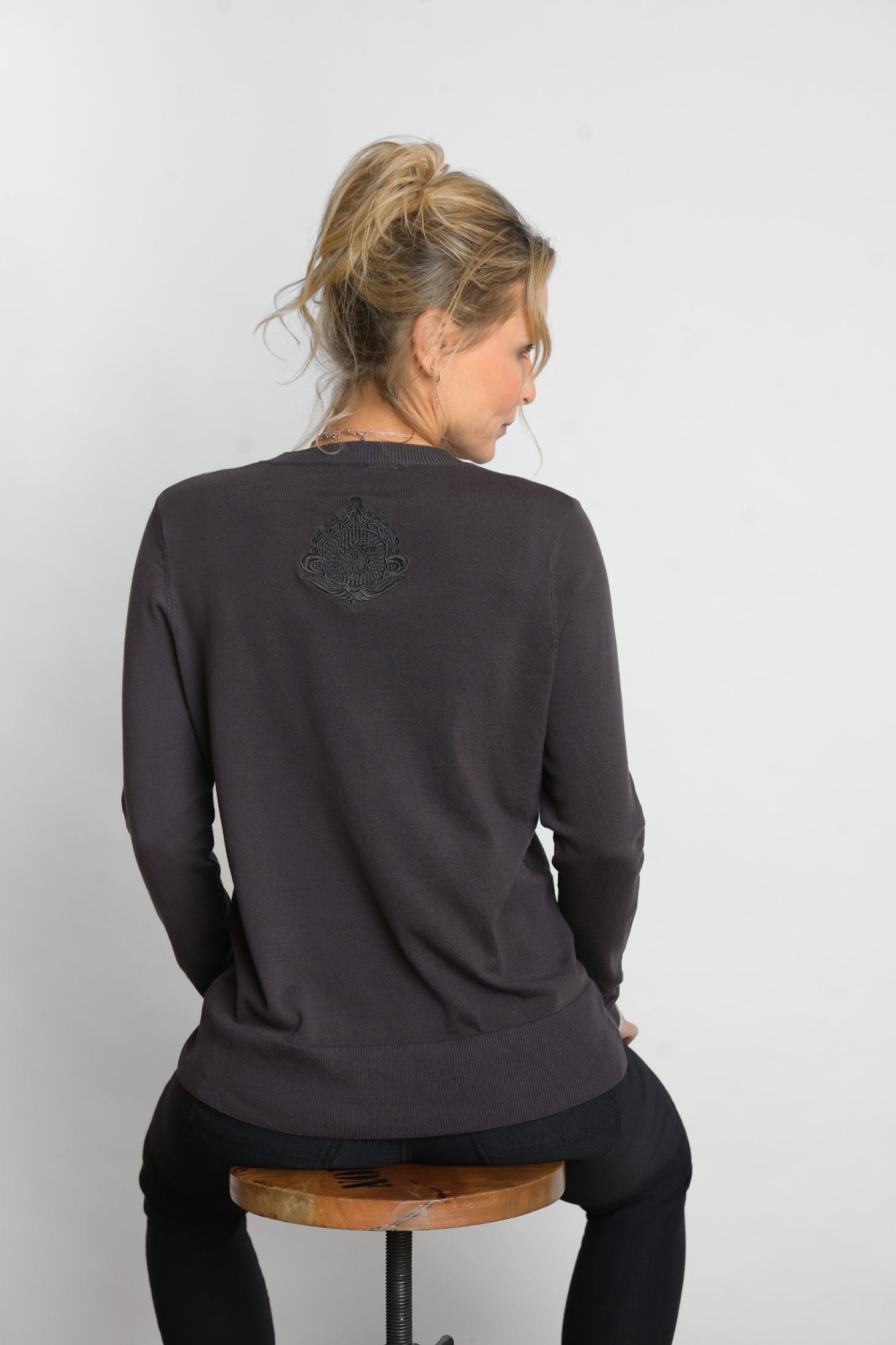 KASOSS  סריג אפור חום קלאסי image 3