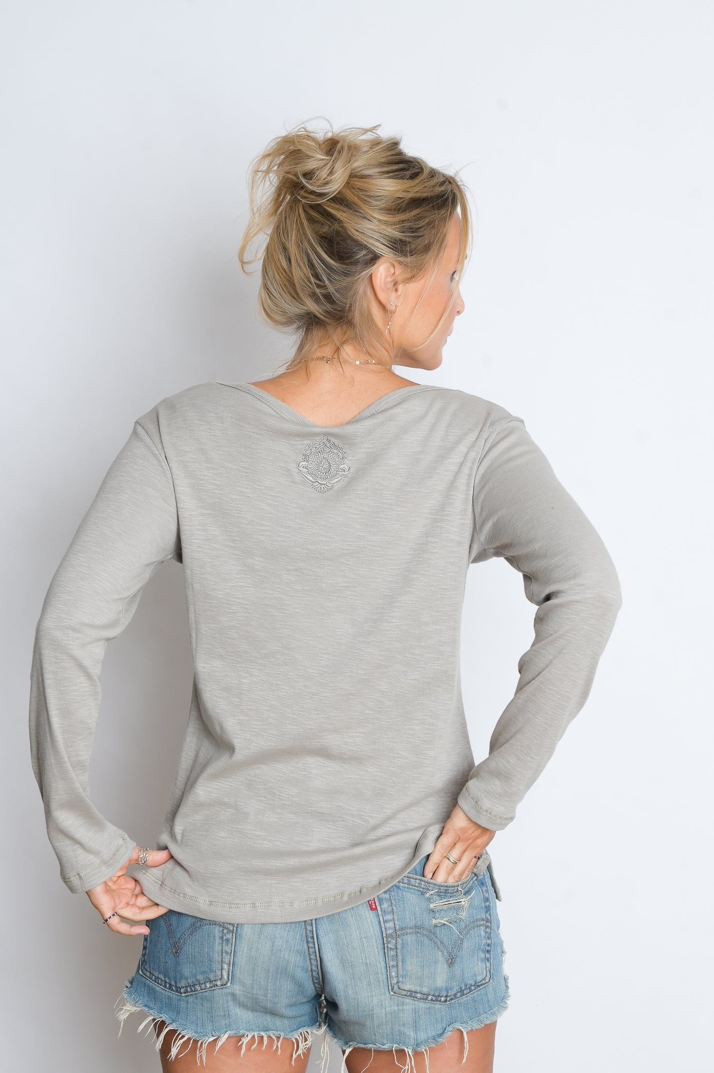 E SHIRT ביסיק V חולצה image 6