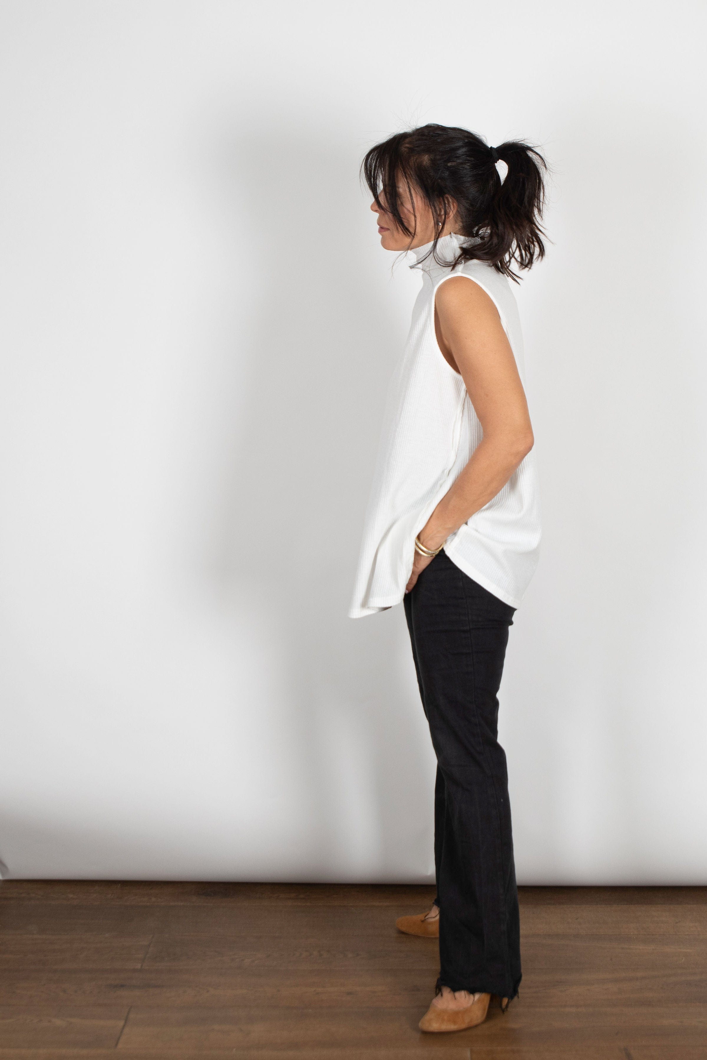 NOAM גופיית מיני גולף לבנה וופל image 9