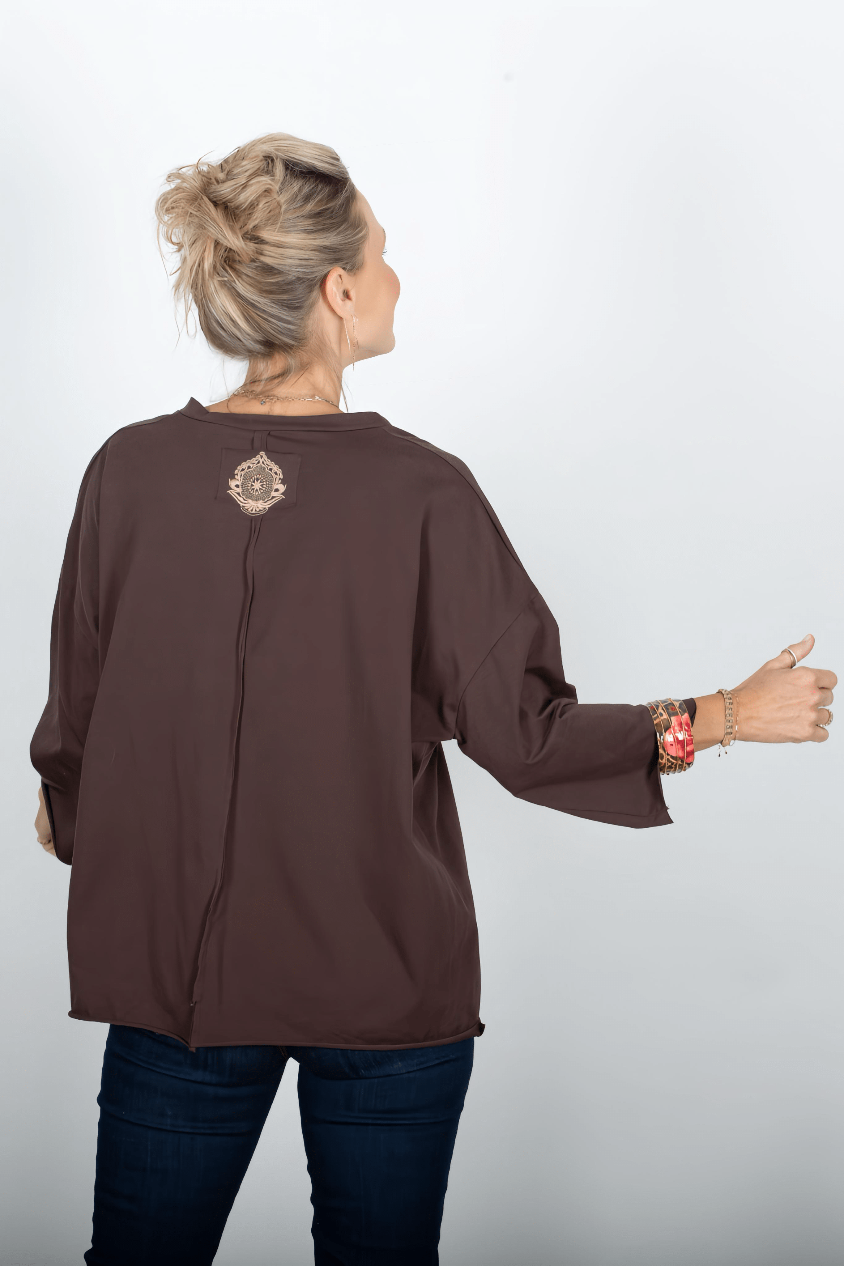 DANIEL חומה V חולצה אוברסייז image 7