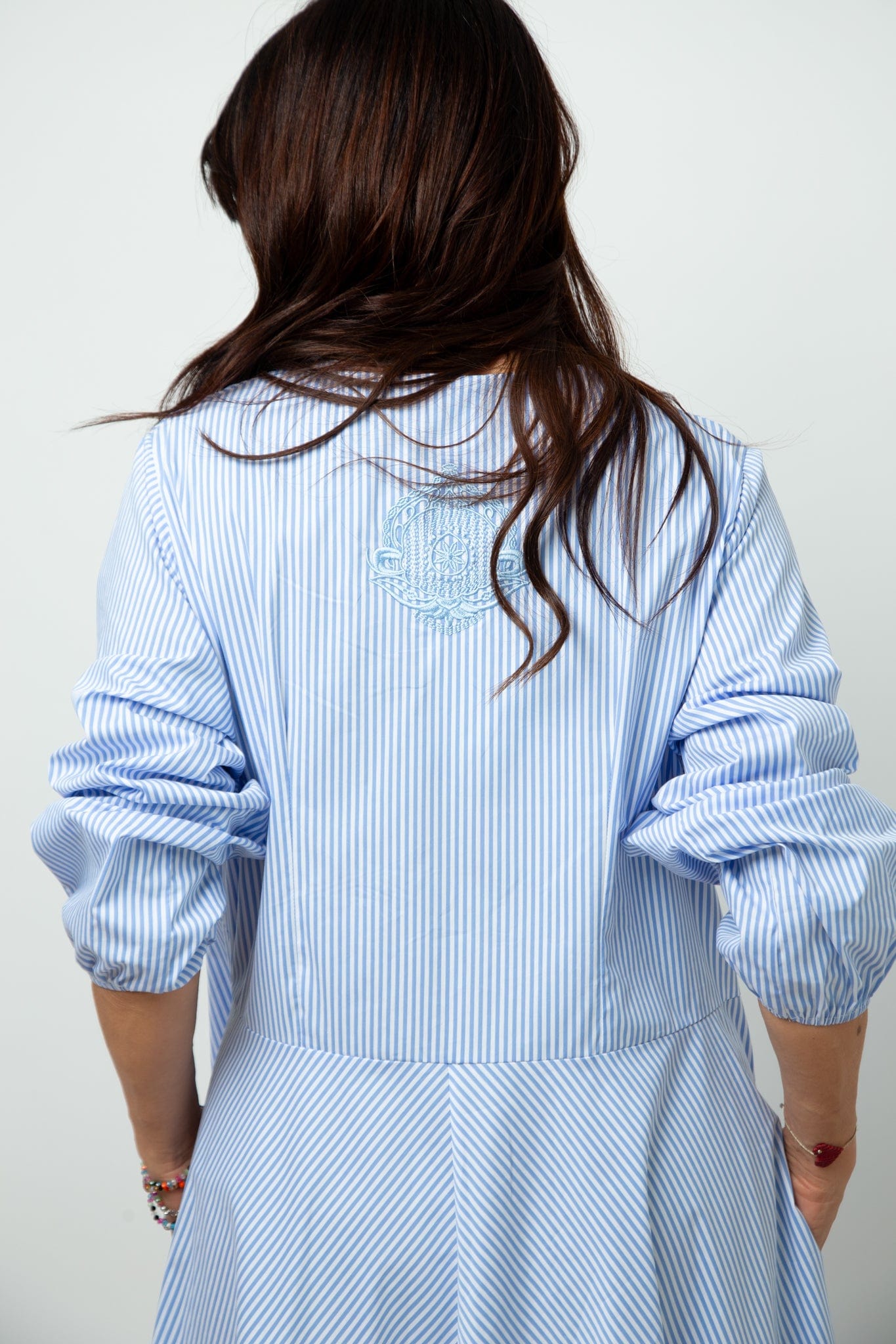 BRAY DRESS     שמלה אוברסייז פסים תכלת image 8