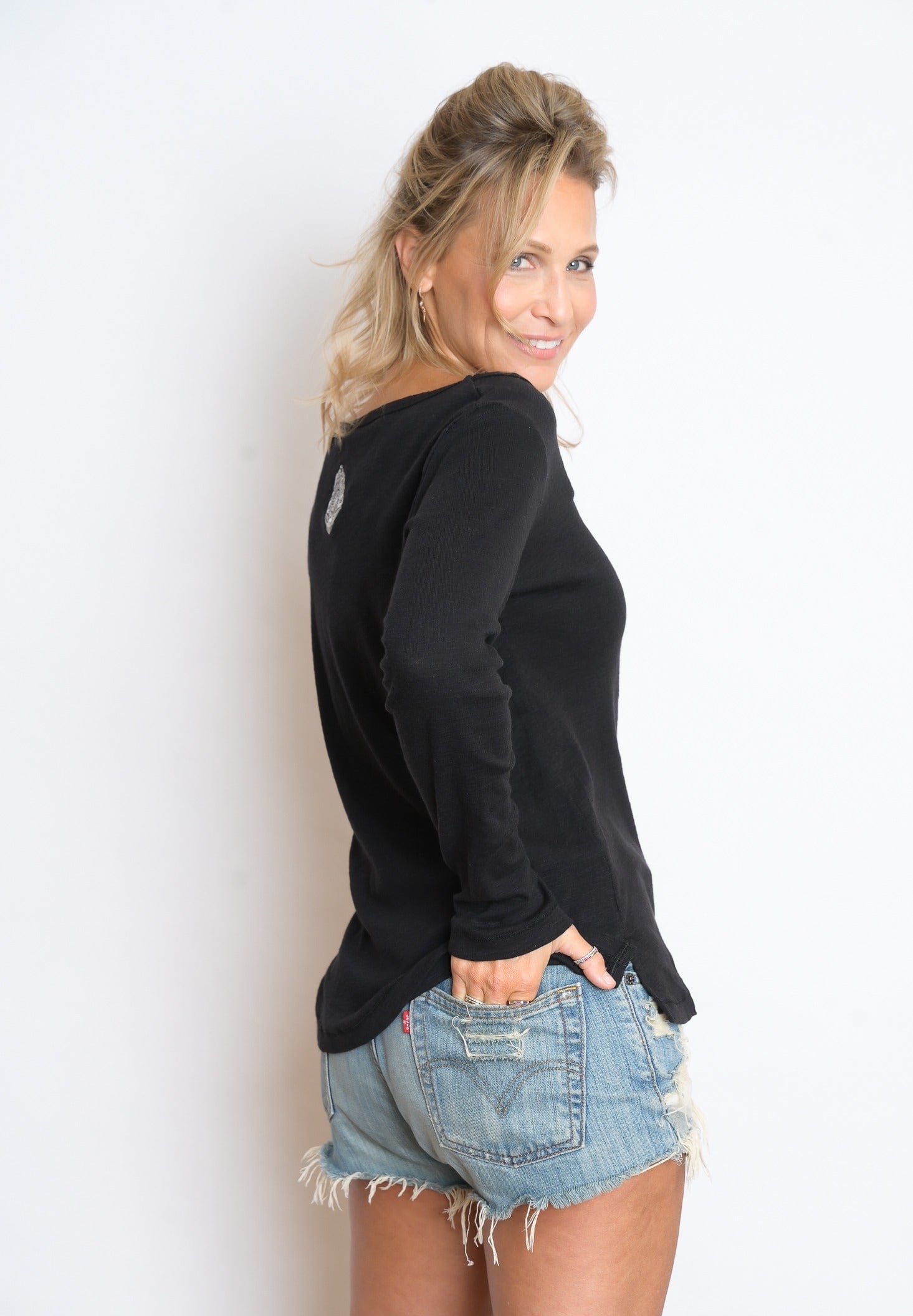 E SHIRT שחורה V חולצה image 6