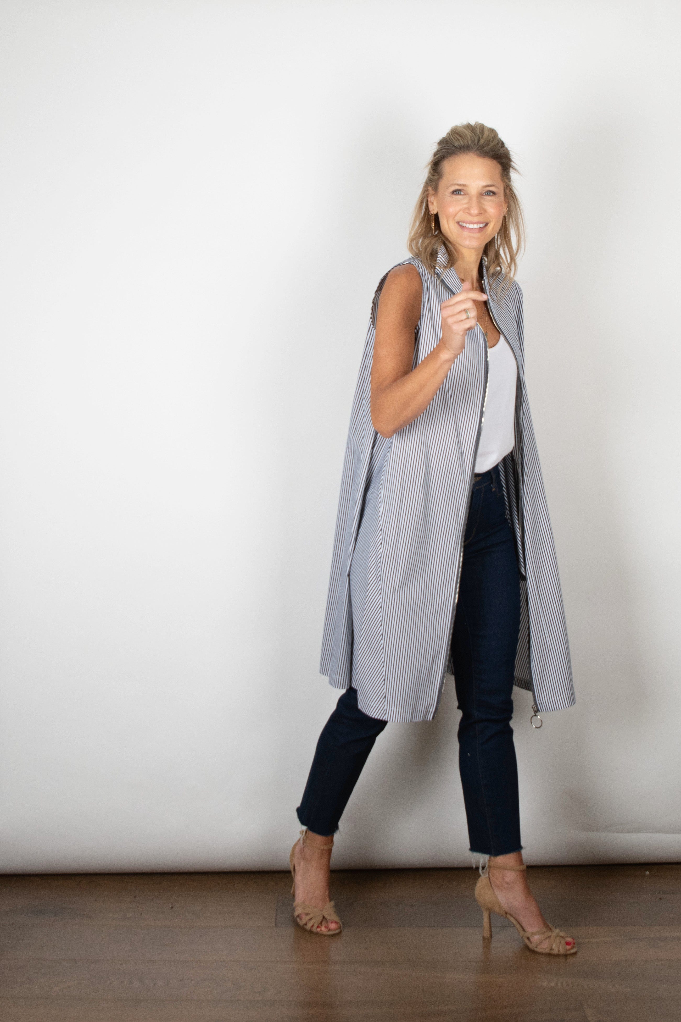 SHAKIRA  שמלה שחורה פסים לבן ריצ׳רצ image 9