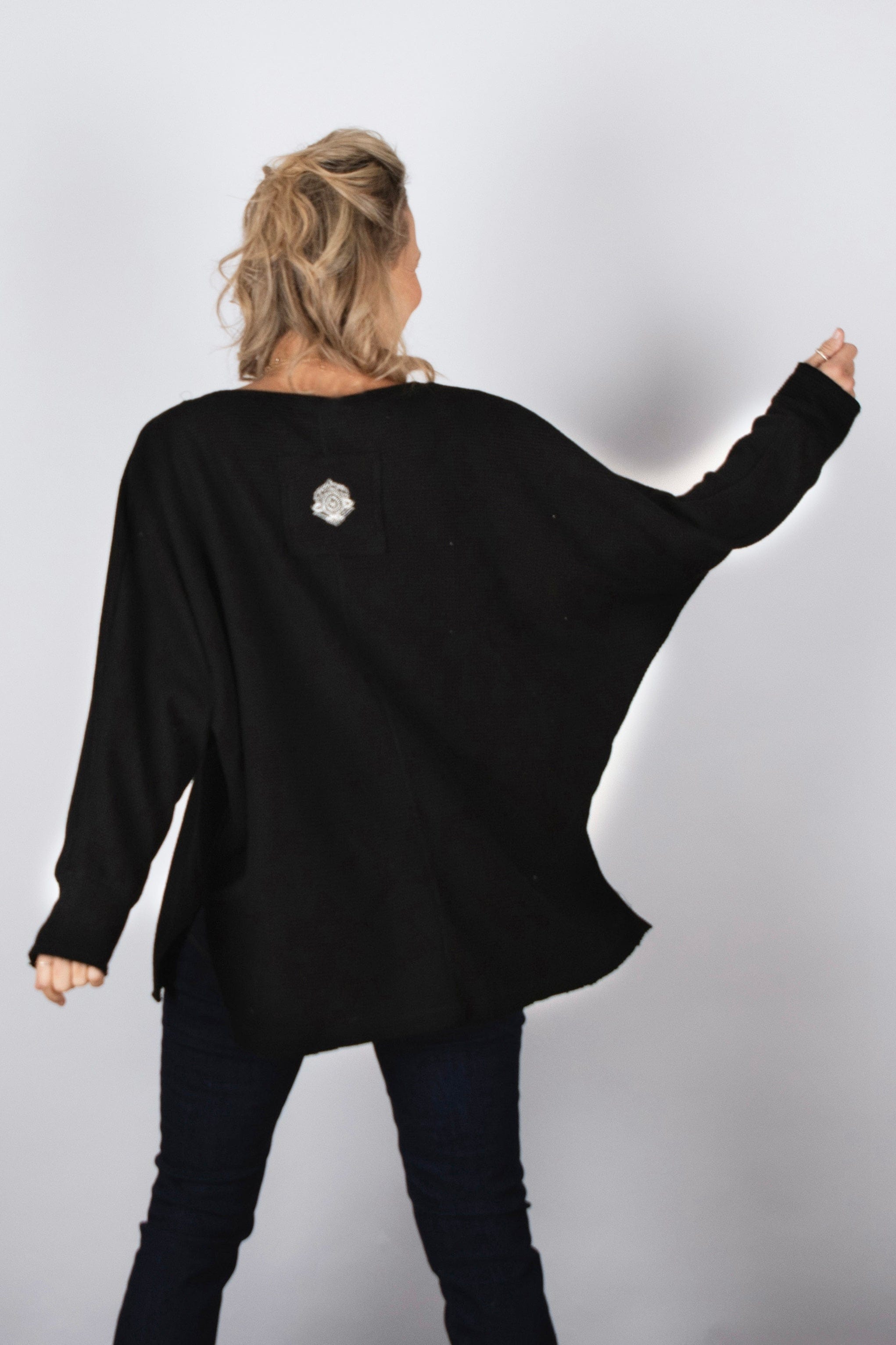 RIKI חולצת אוברסייז שחורה וופל image 7