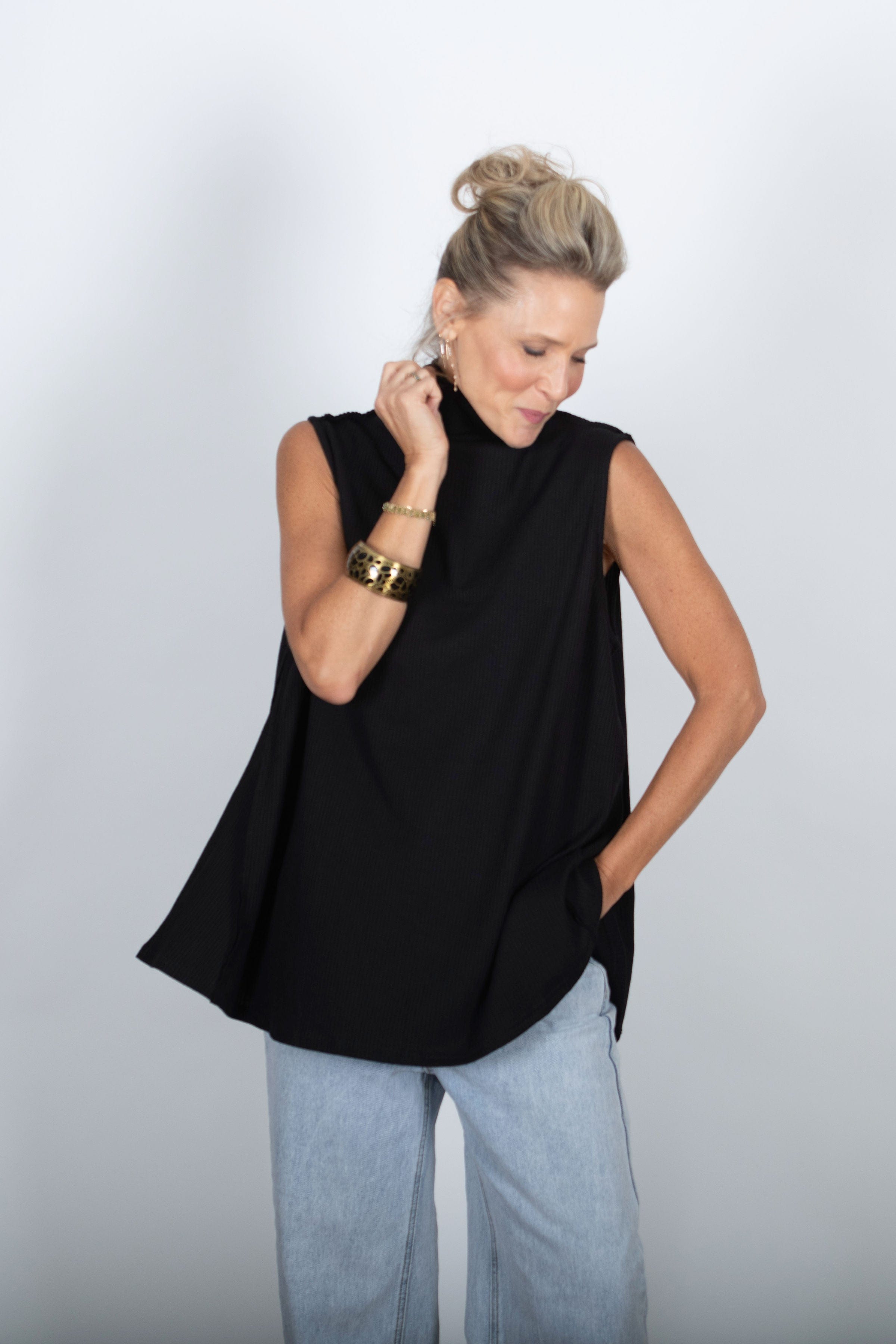 NOAM גופיית מיני גולף שחורה וופל image 4