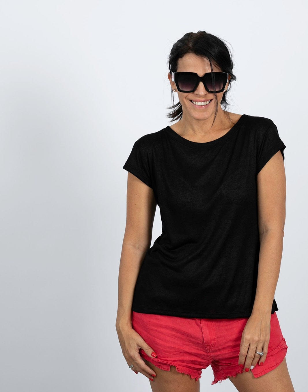 NEWHAVE  חולצה שחורה מפתח עגול image 0