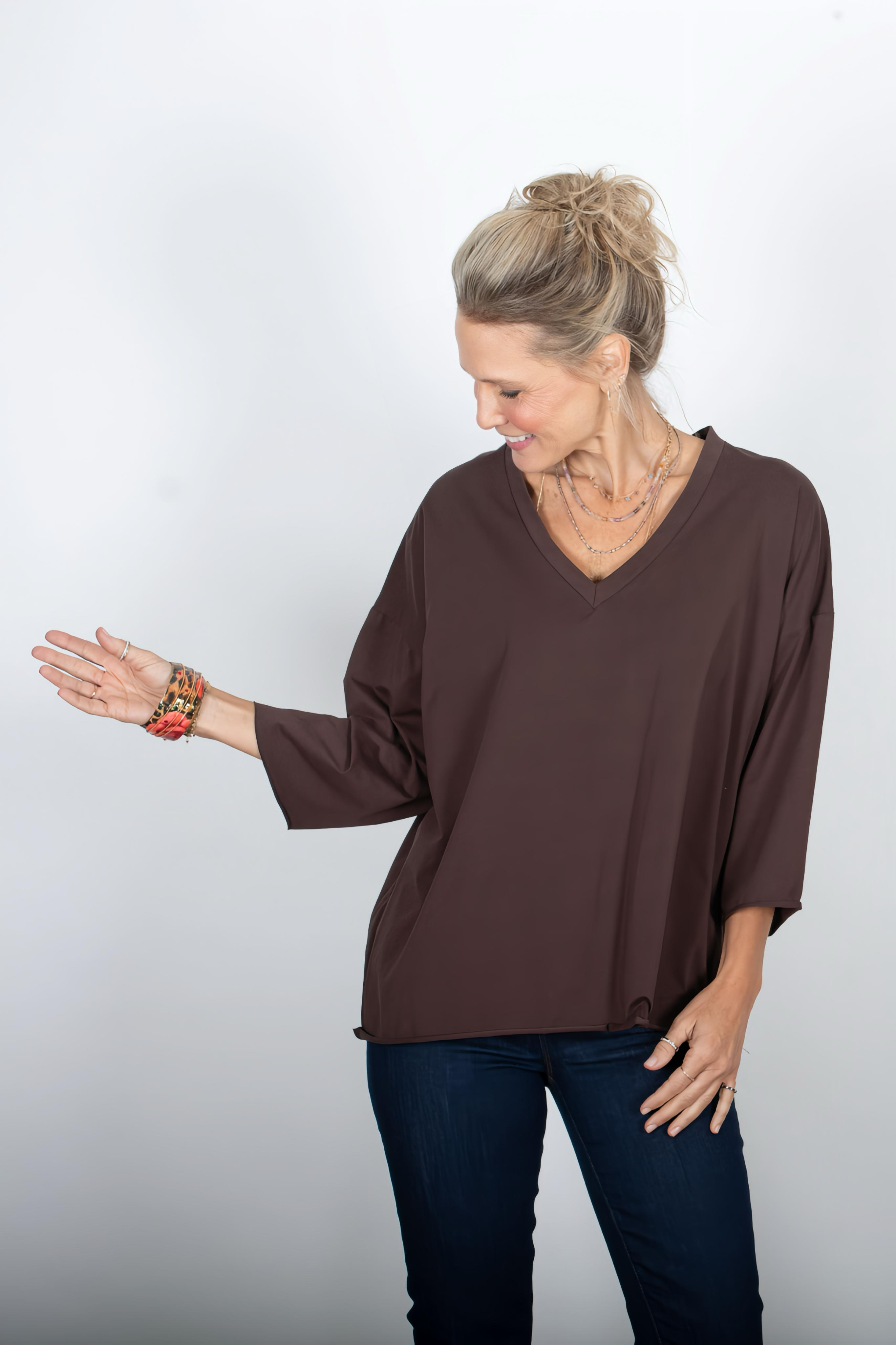 DANIEL חומה V חולצה אוברסייז image 5