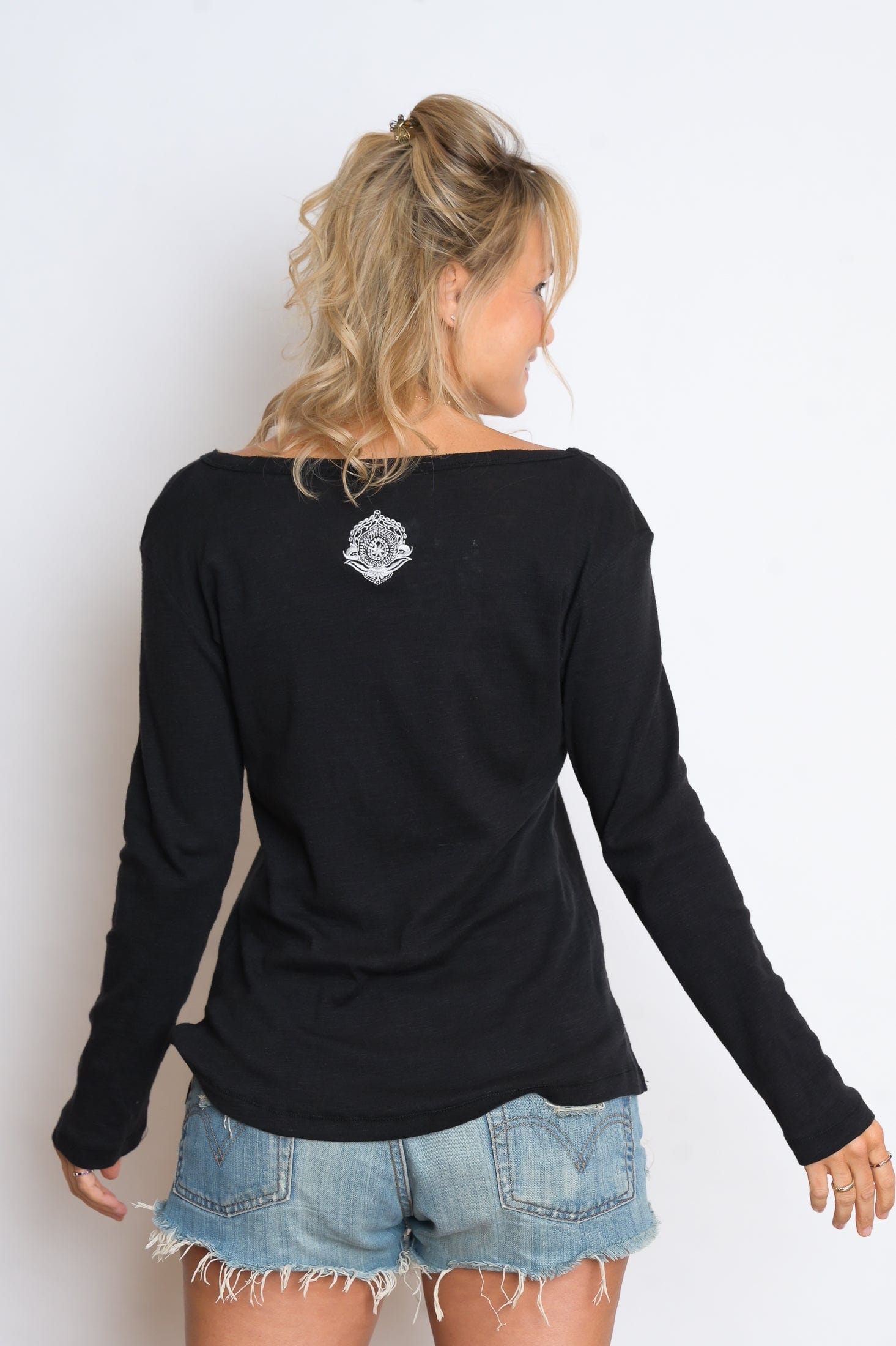 E SHIRT שחורה V חולצה image 3