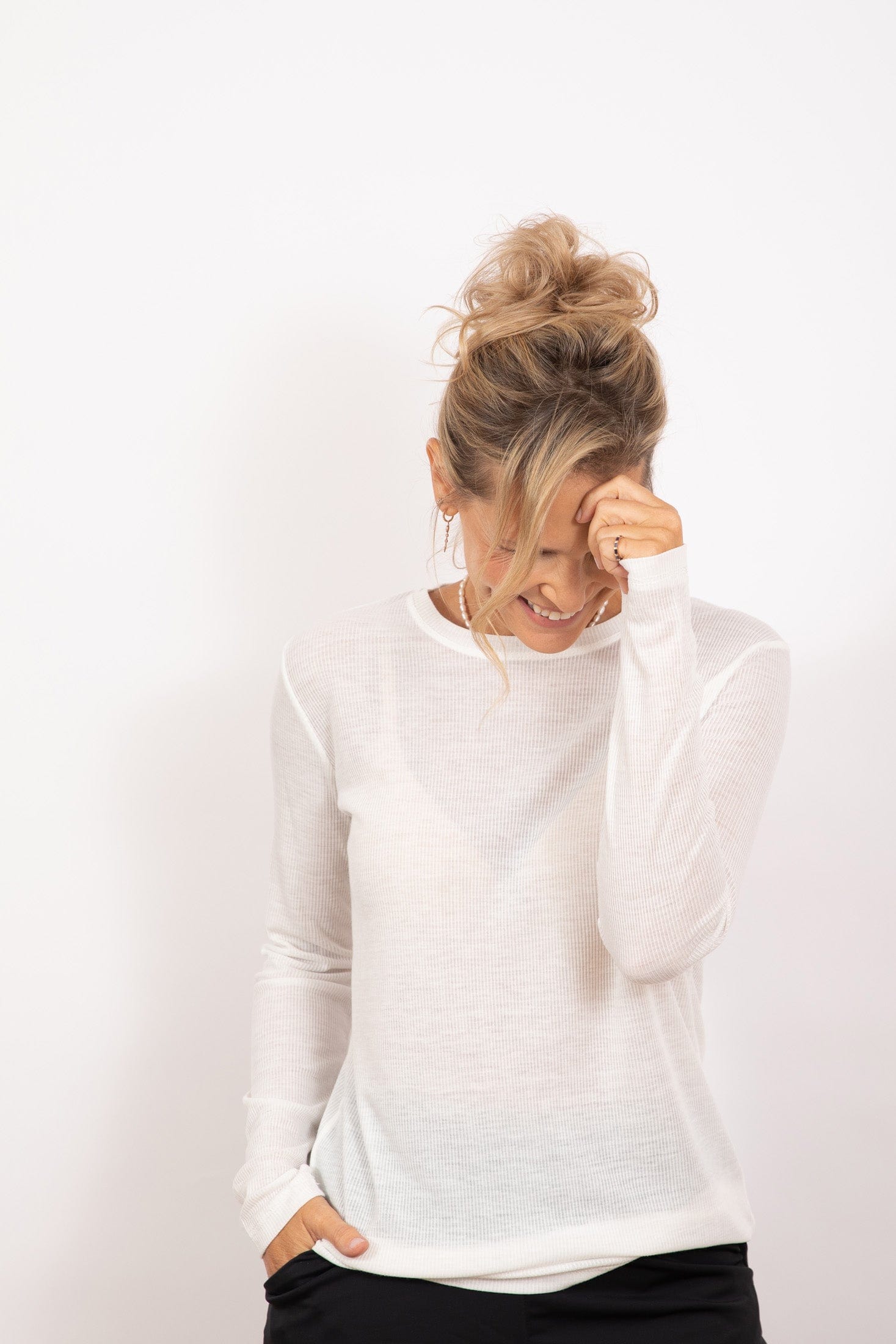 P SHIRT  חולצה לבנה בייסיק image 2