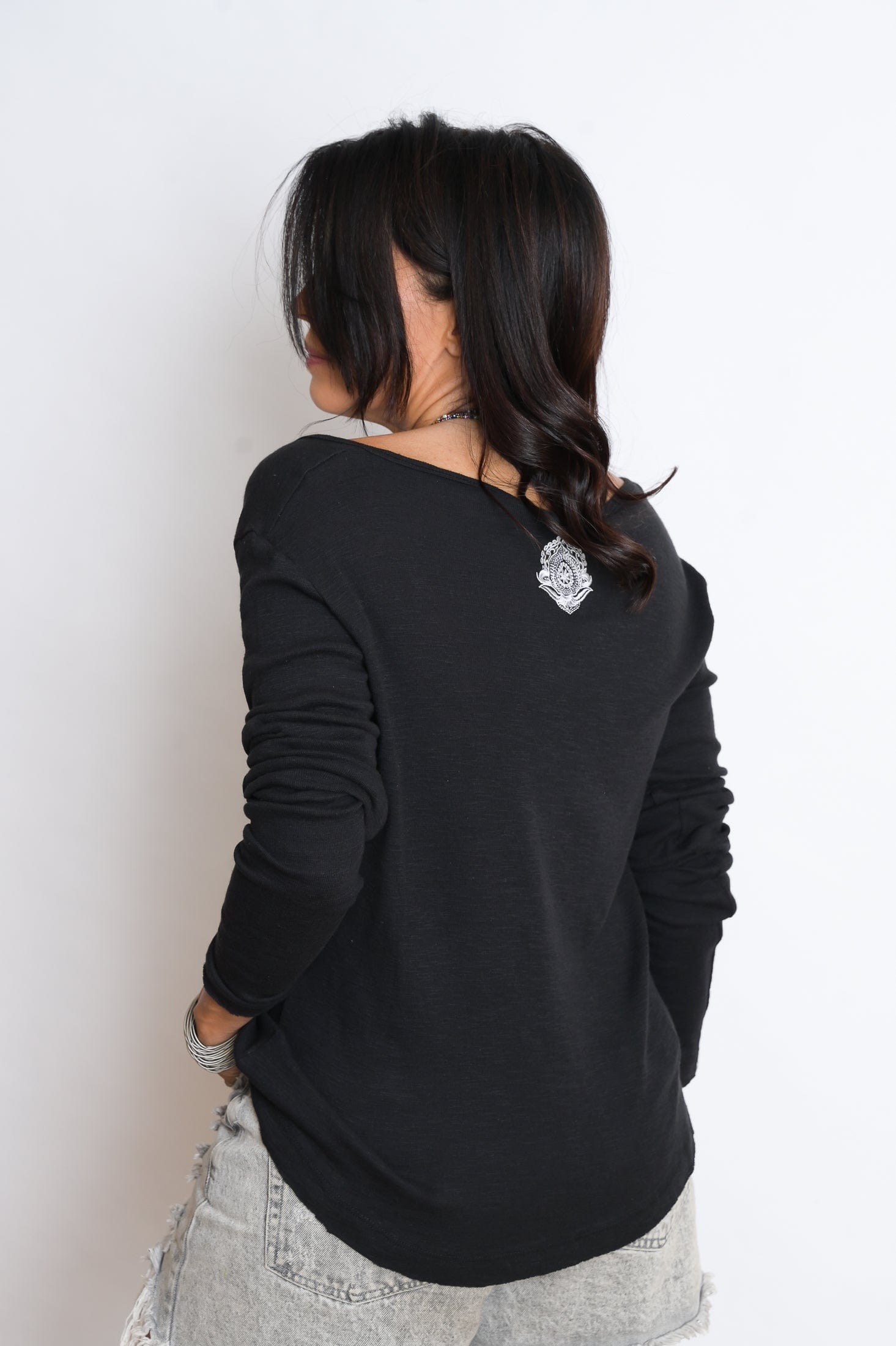 H SHIRT חולצה בייסיק שחורה image 5