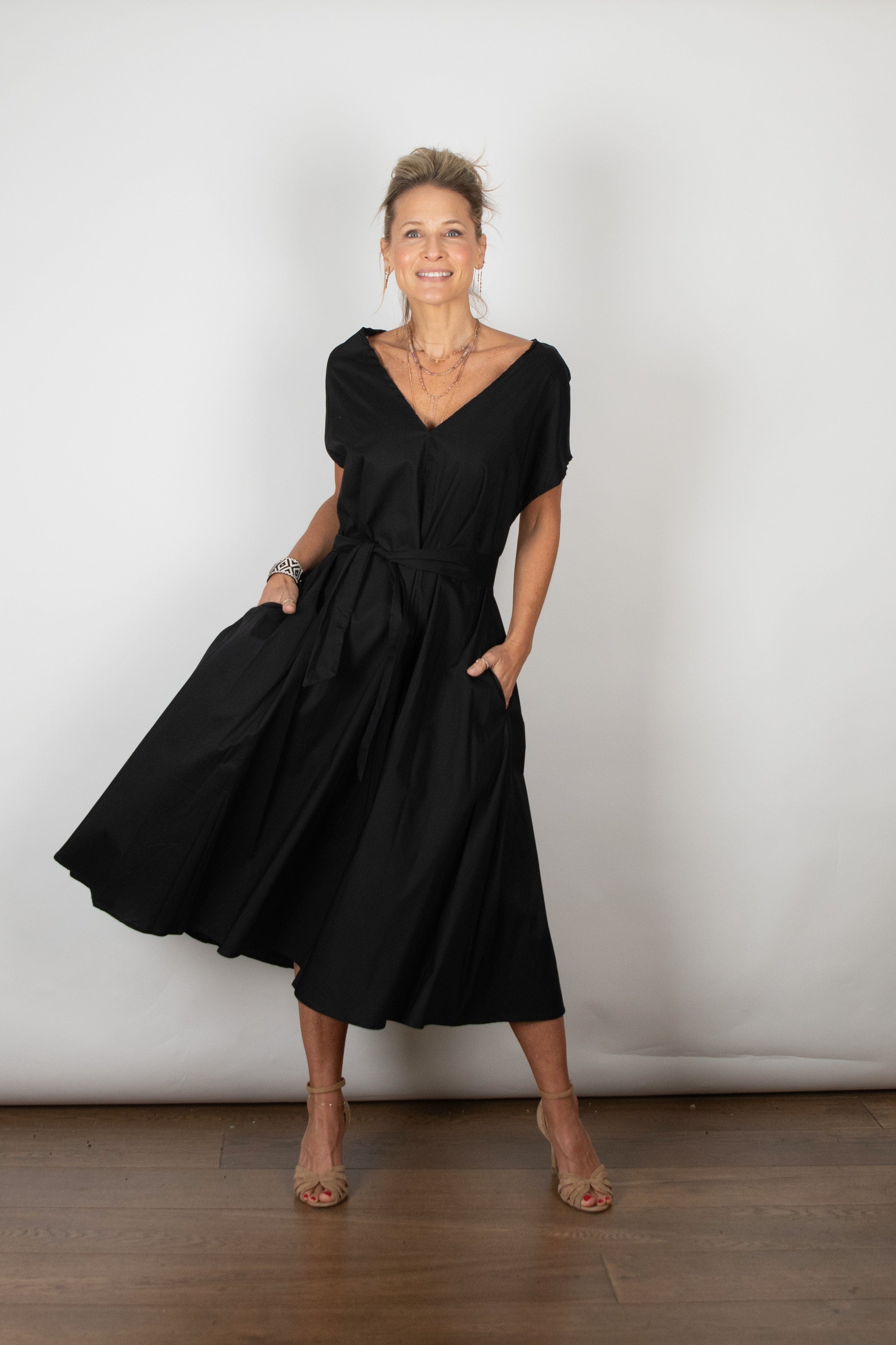 WINEHOUSE V שמלה שחורה אוברסייז image 10