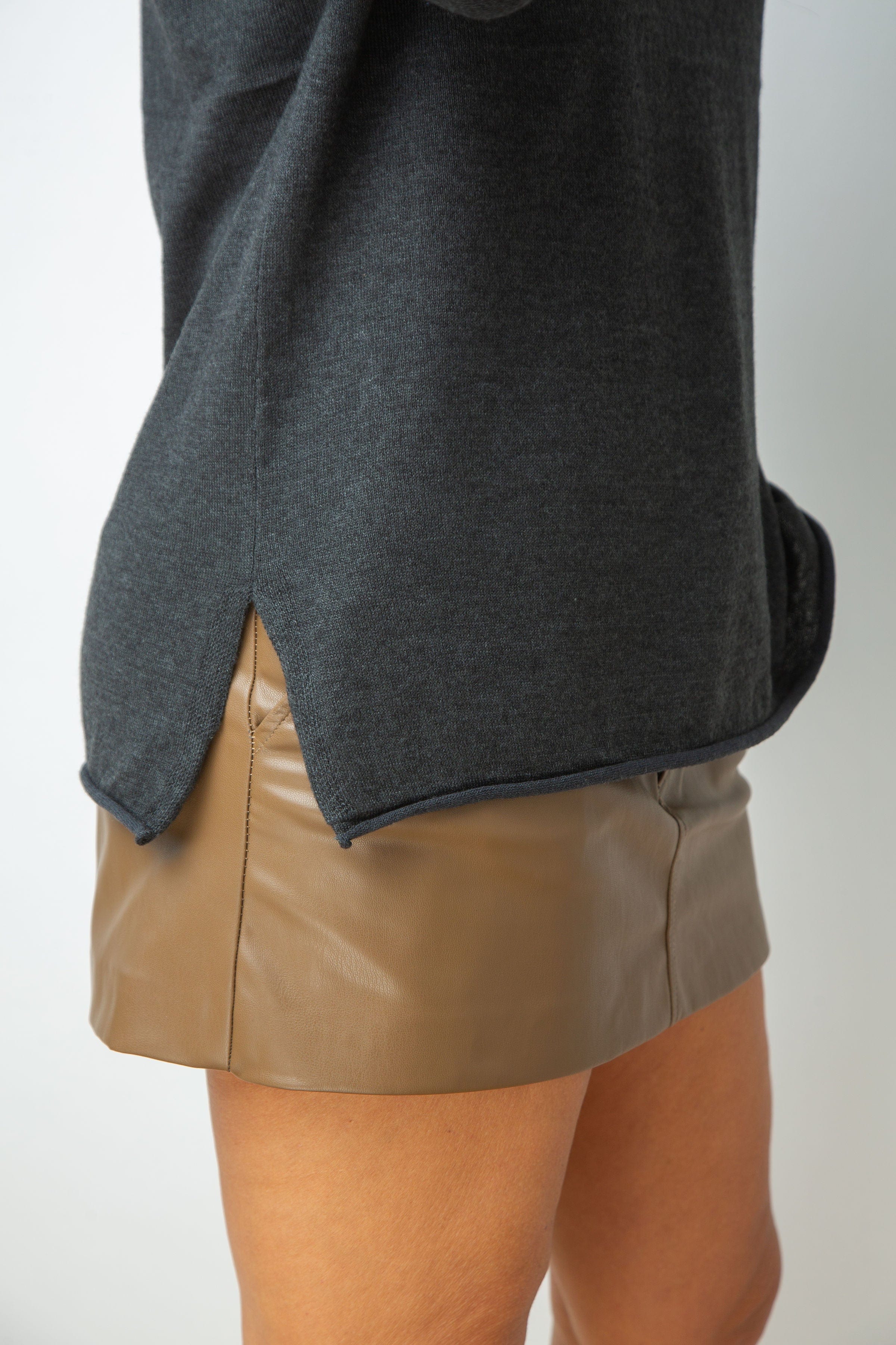 POOL סריג עגול אפור image 10