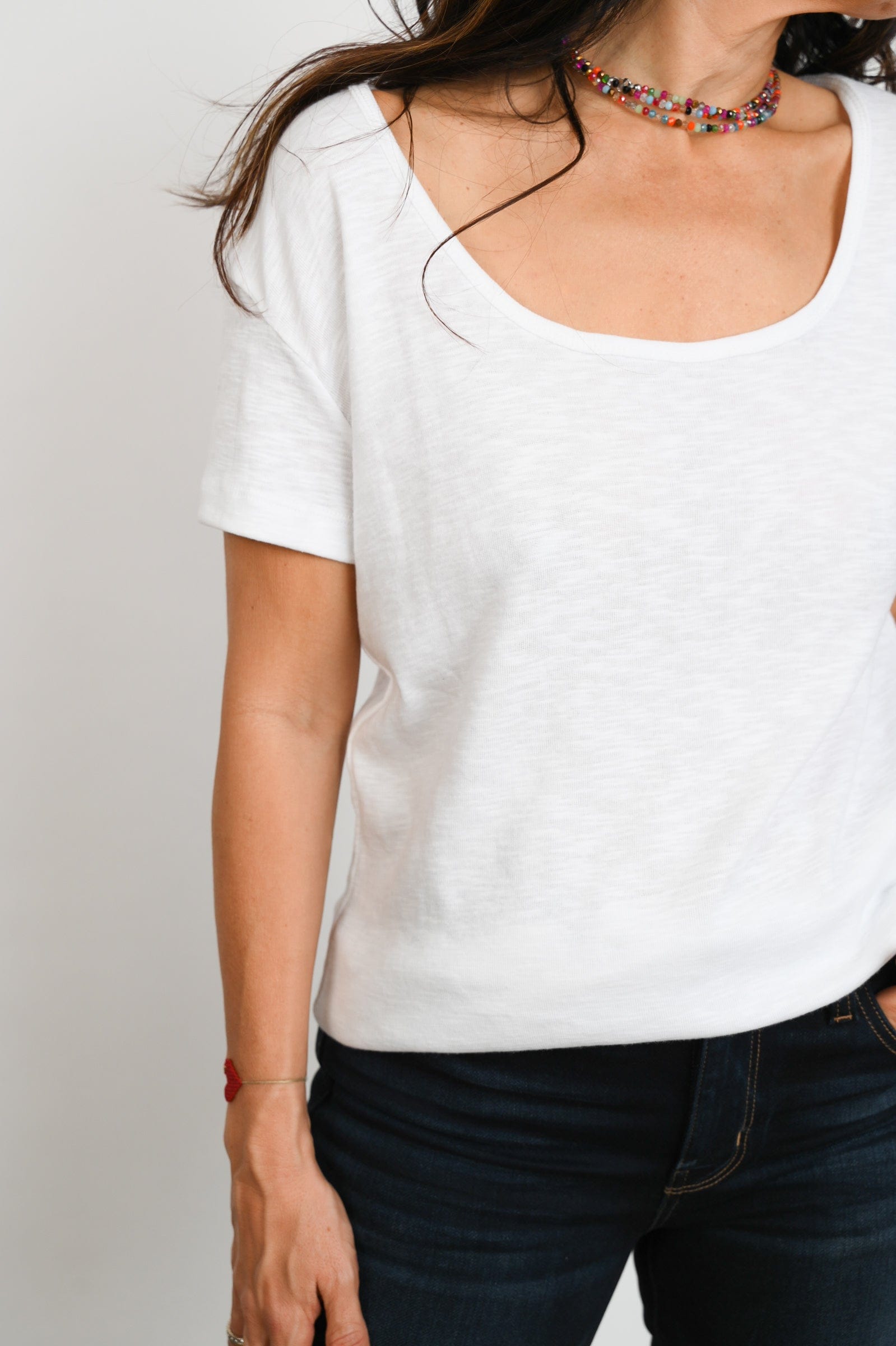 H SHIRT חולצה לבנה קצרה image 5