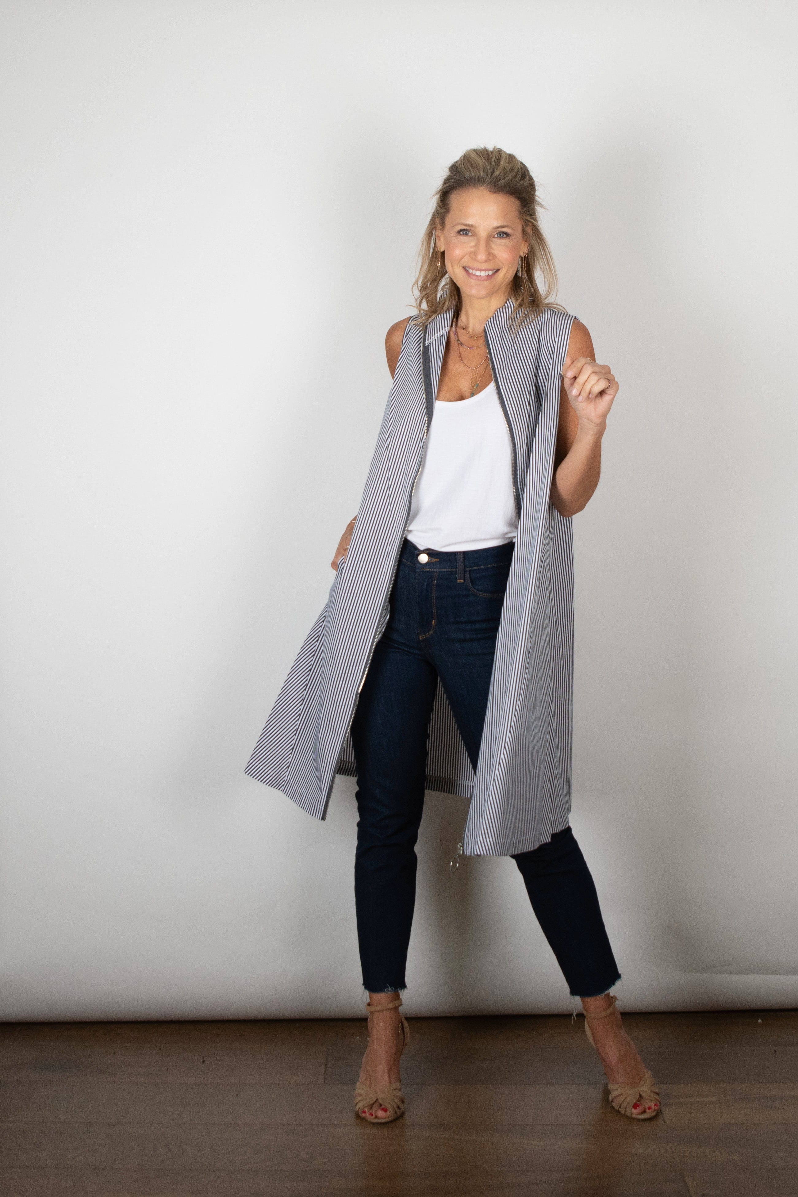 SHAKIRA  שמלה שחורה פסים לבן ריצ׳רצ image 5