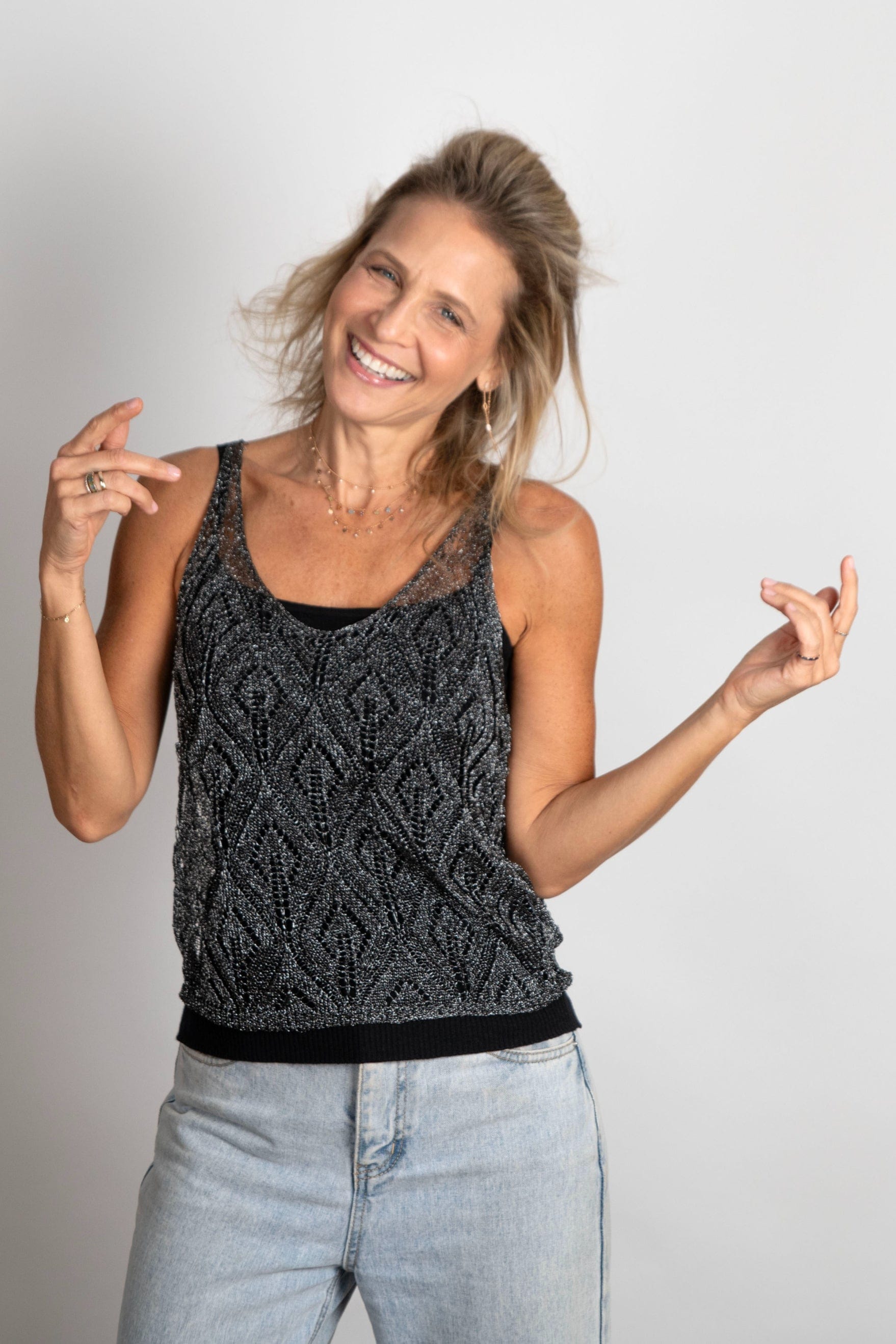 ALLICIA גופיית מנצנצת שחורה image 7