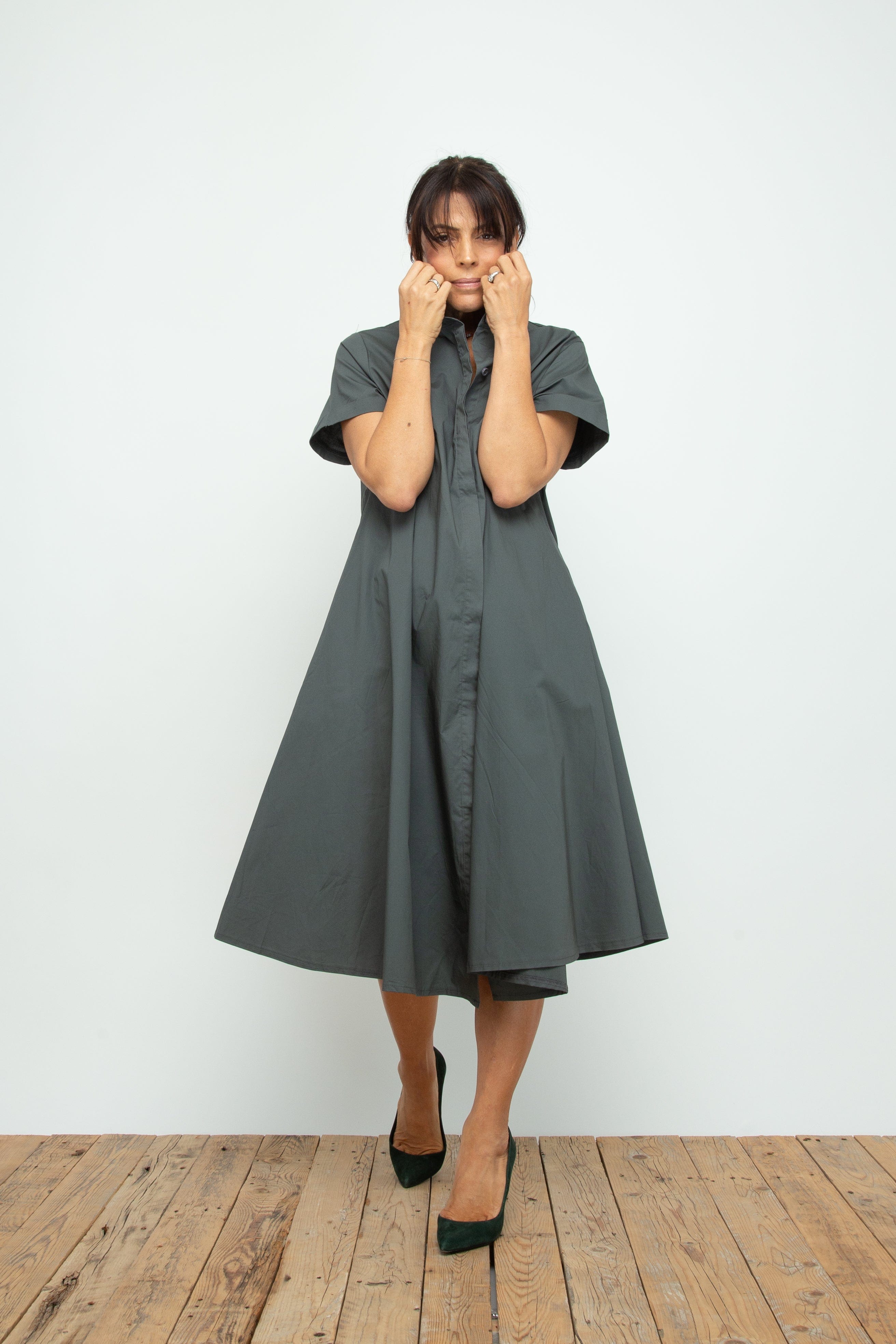 THREE   שמלה אוברסייז אפורה image 5