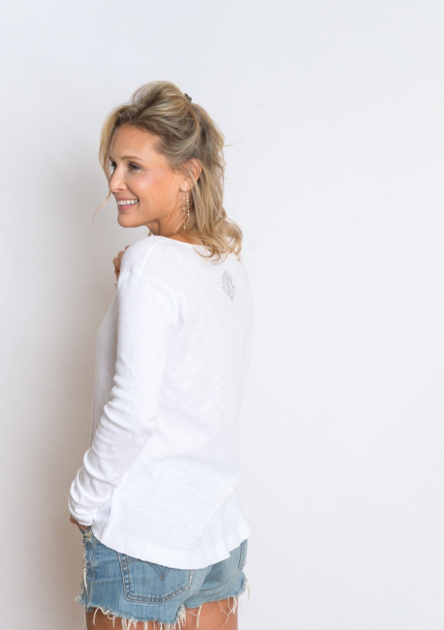 H SHIRT חולצה בייסיק לבנה image 2