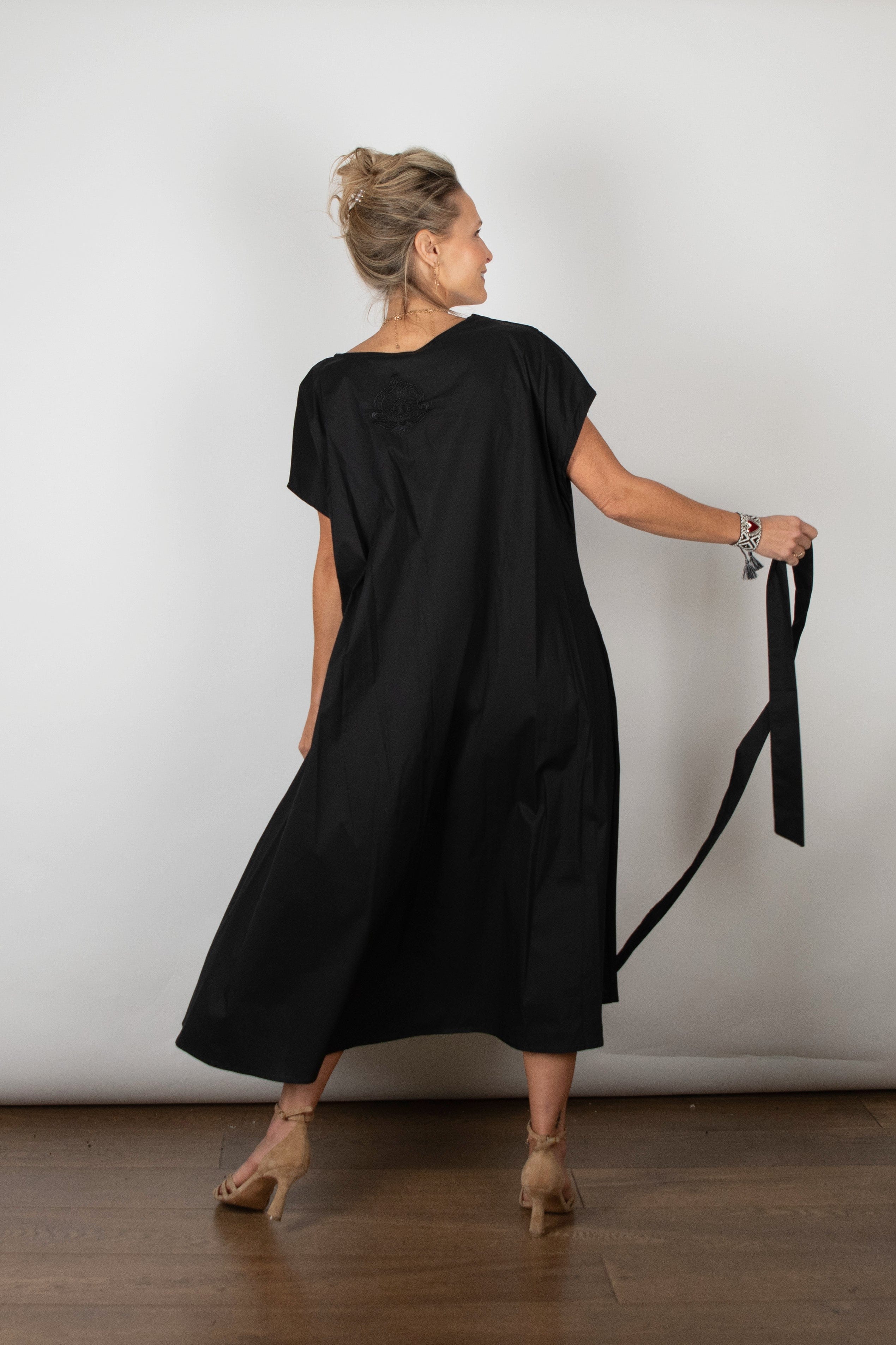 WINEHOUSE V שמלה שחורה אוברסייז image 3