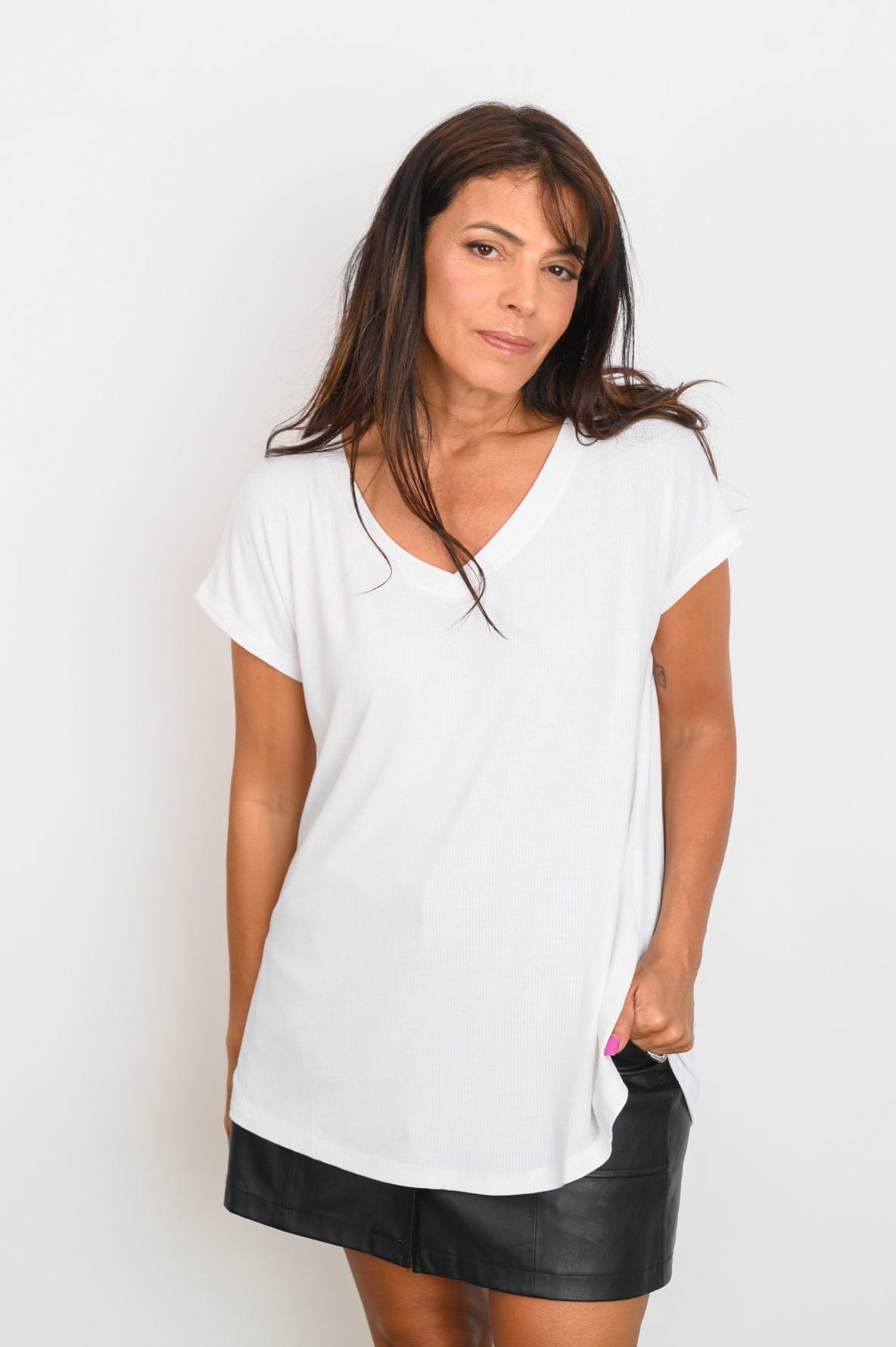 BE  V חולצה לבנה image 9