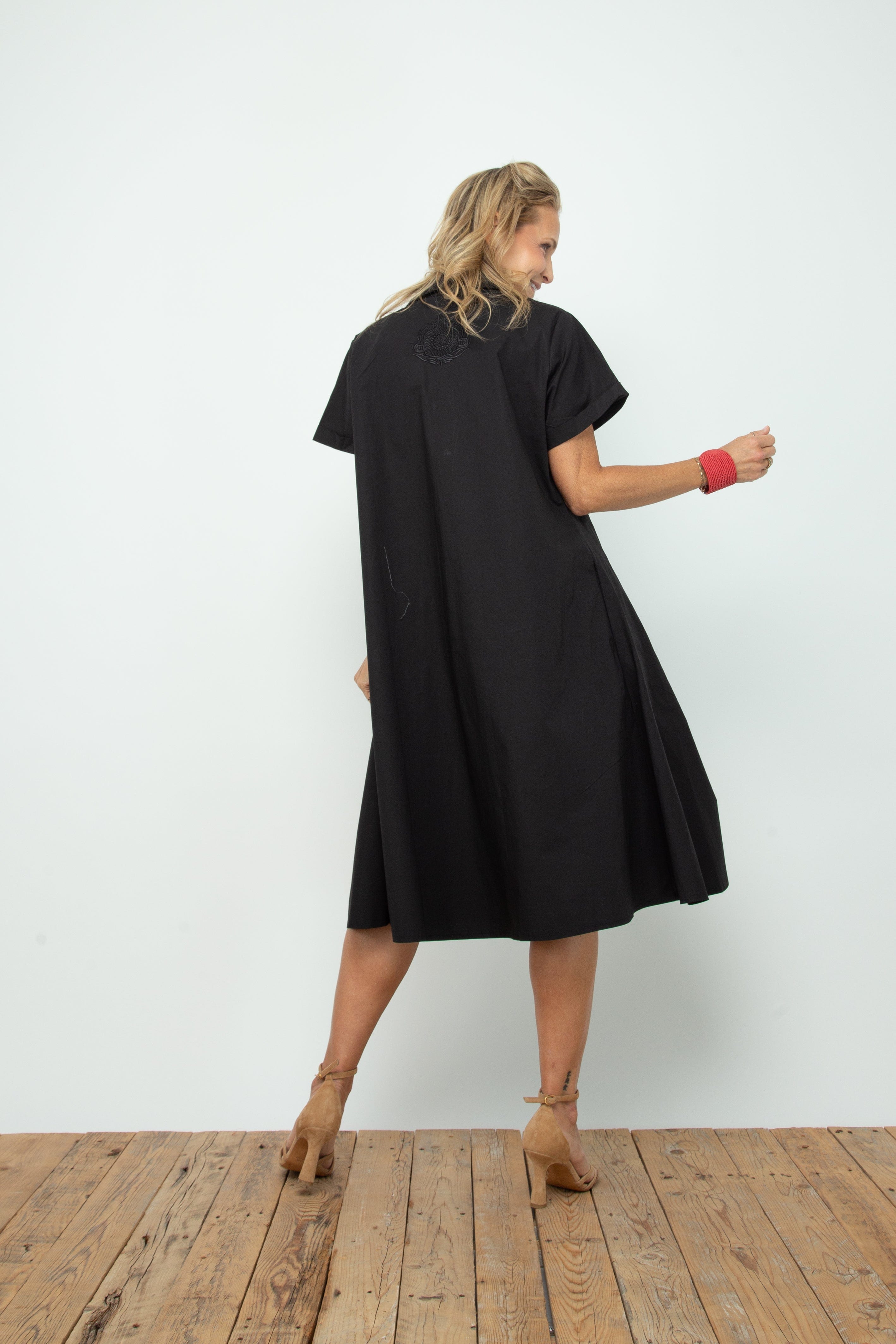 THREE שמלה שחורה אוברסייז image 5