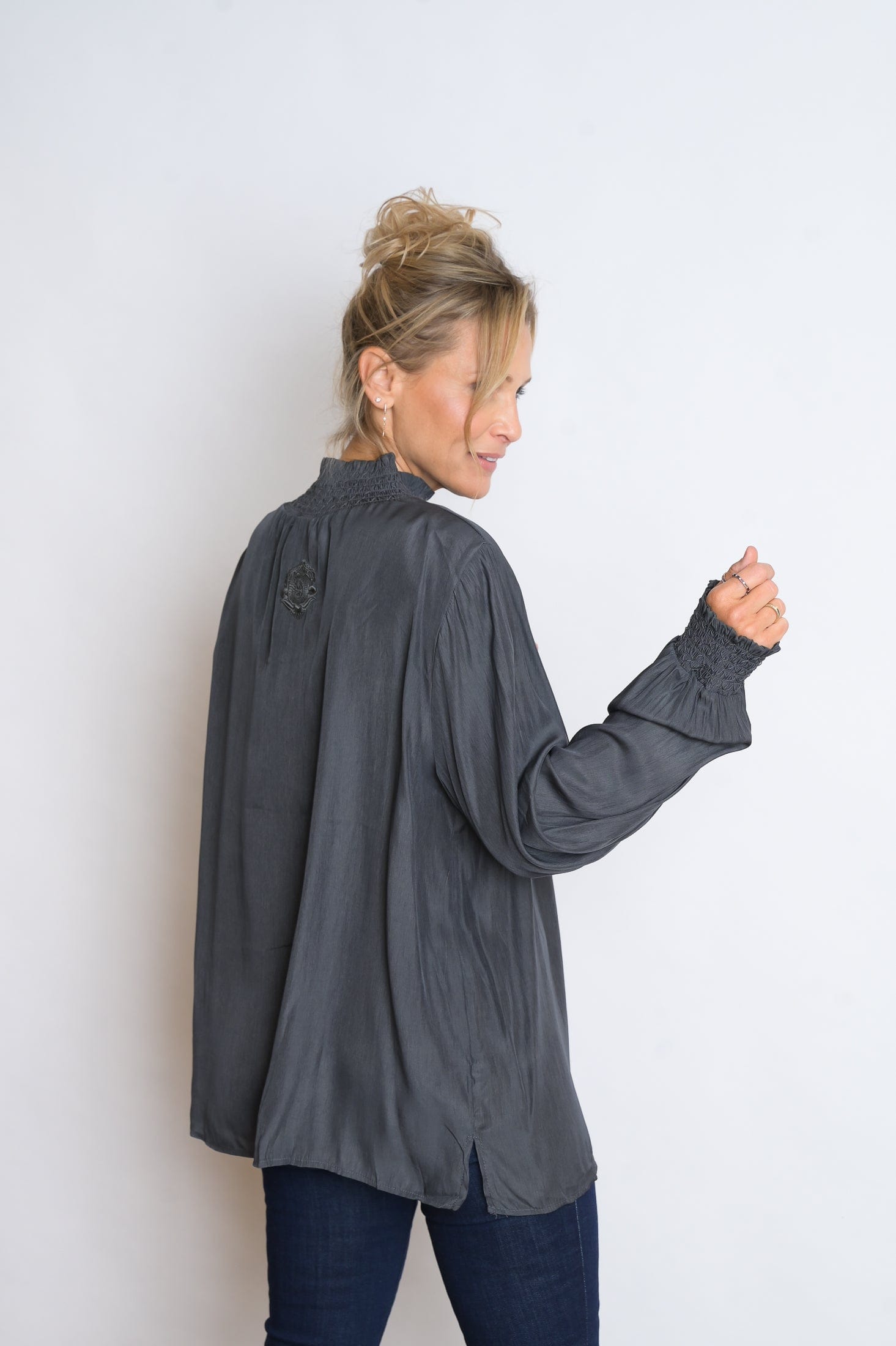 ATHEI חולצה אפורה image 4