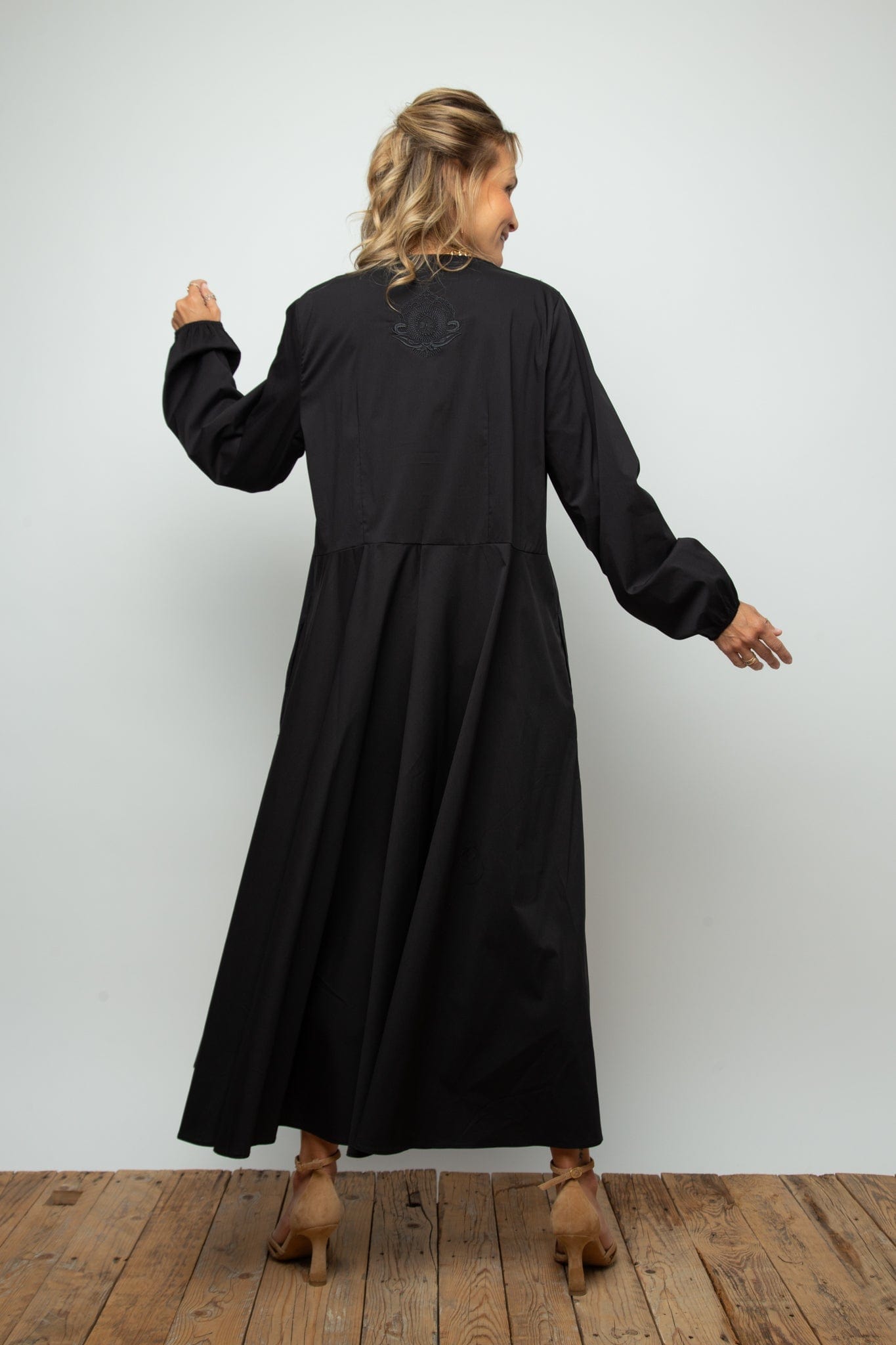 BRAY DRESS  שמלה מקסי שחורה אוברסייז image 8