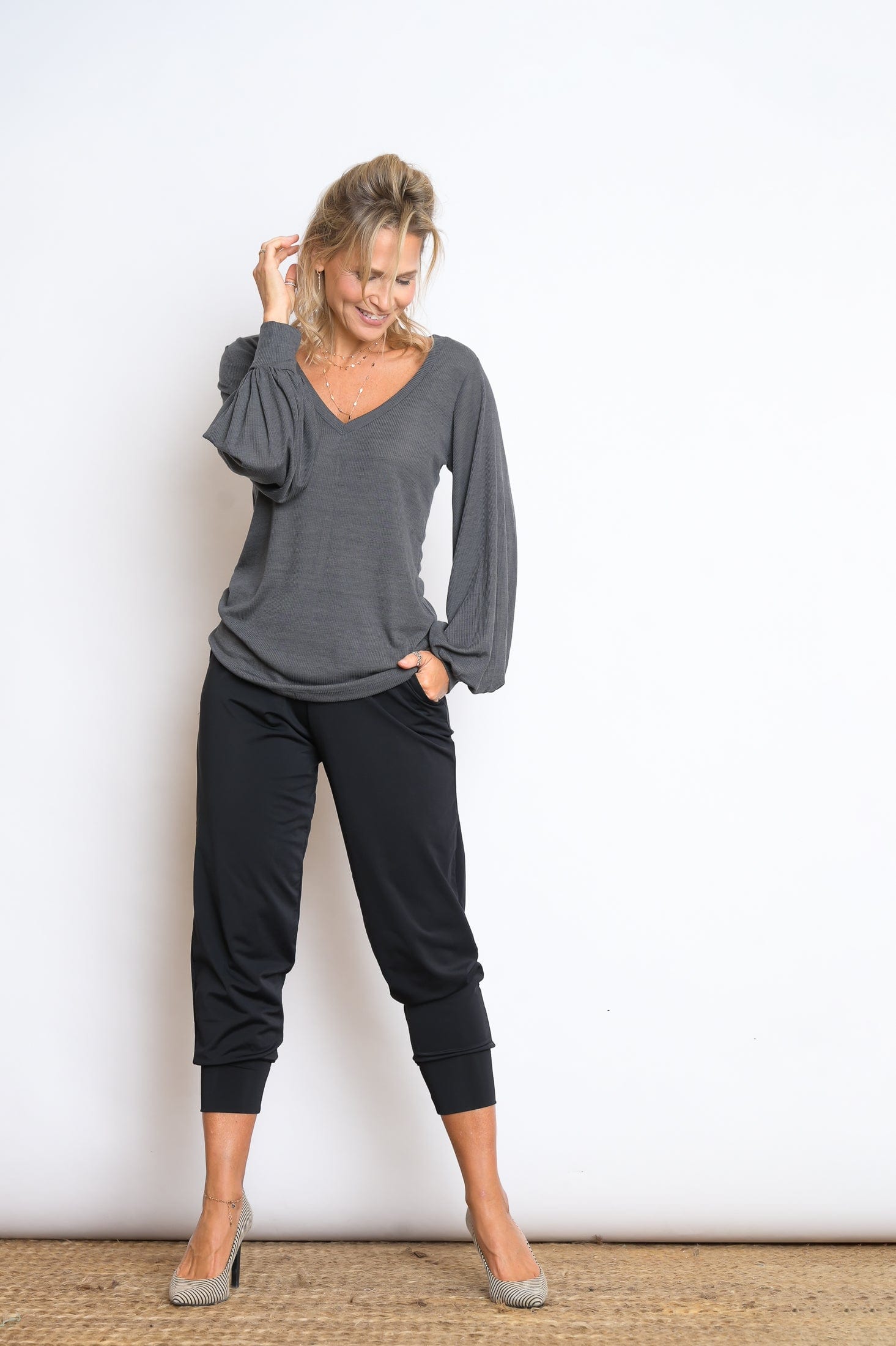 N SHIRT  חולצה אפורה מעוצבת image 8