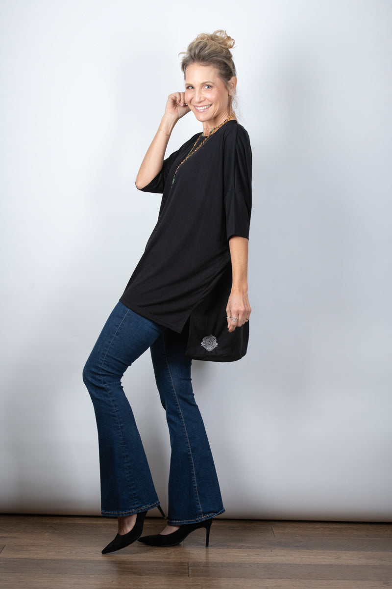 IRIS חולצה אוברסייז גדולה שחורה