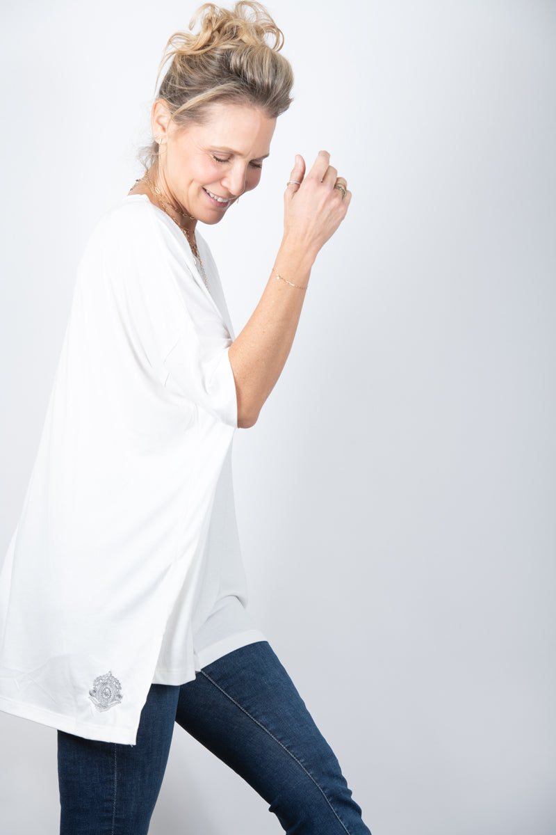 IRIS חולצה אוברסייז לבנה