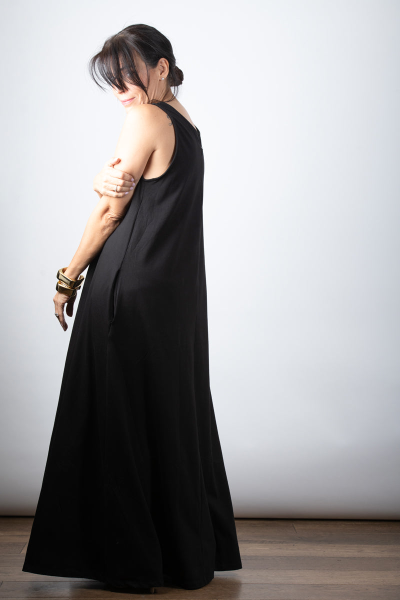 METIS שמלה שחורה מפתח ריצרצ