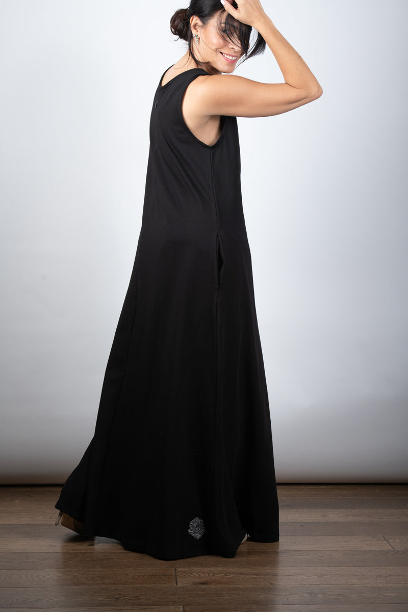 METIS שמלה שחורה מפתח ריצרצ